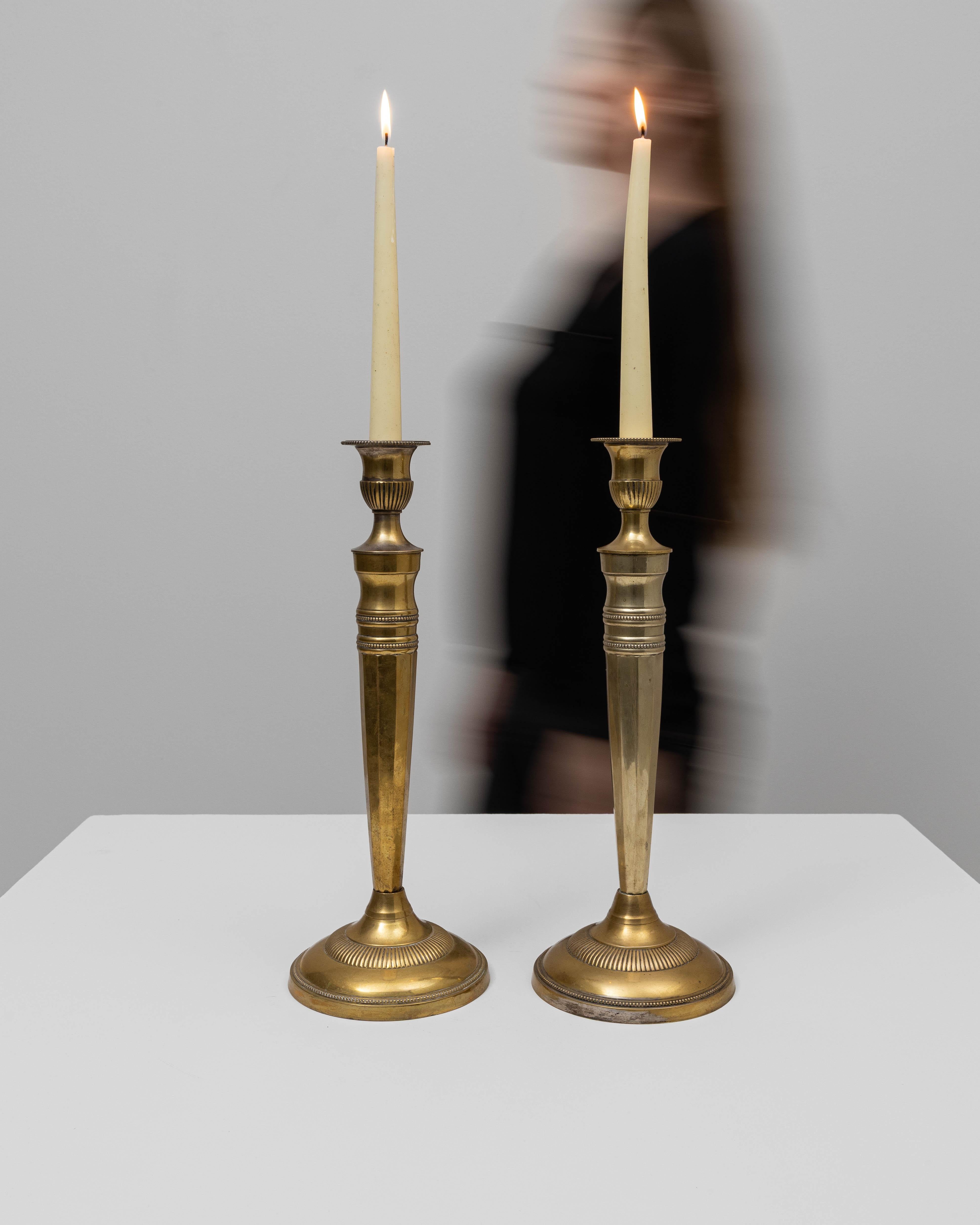 Coppia di candelieri francesi in ottone del XX secolo in vendita 1