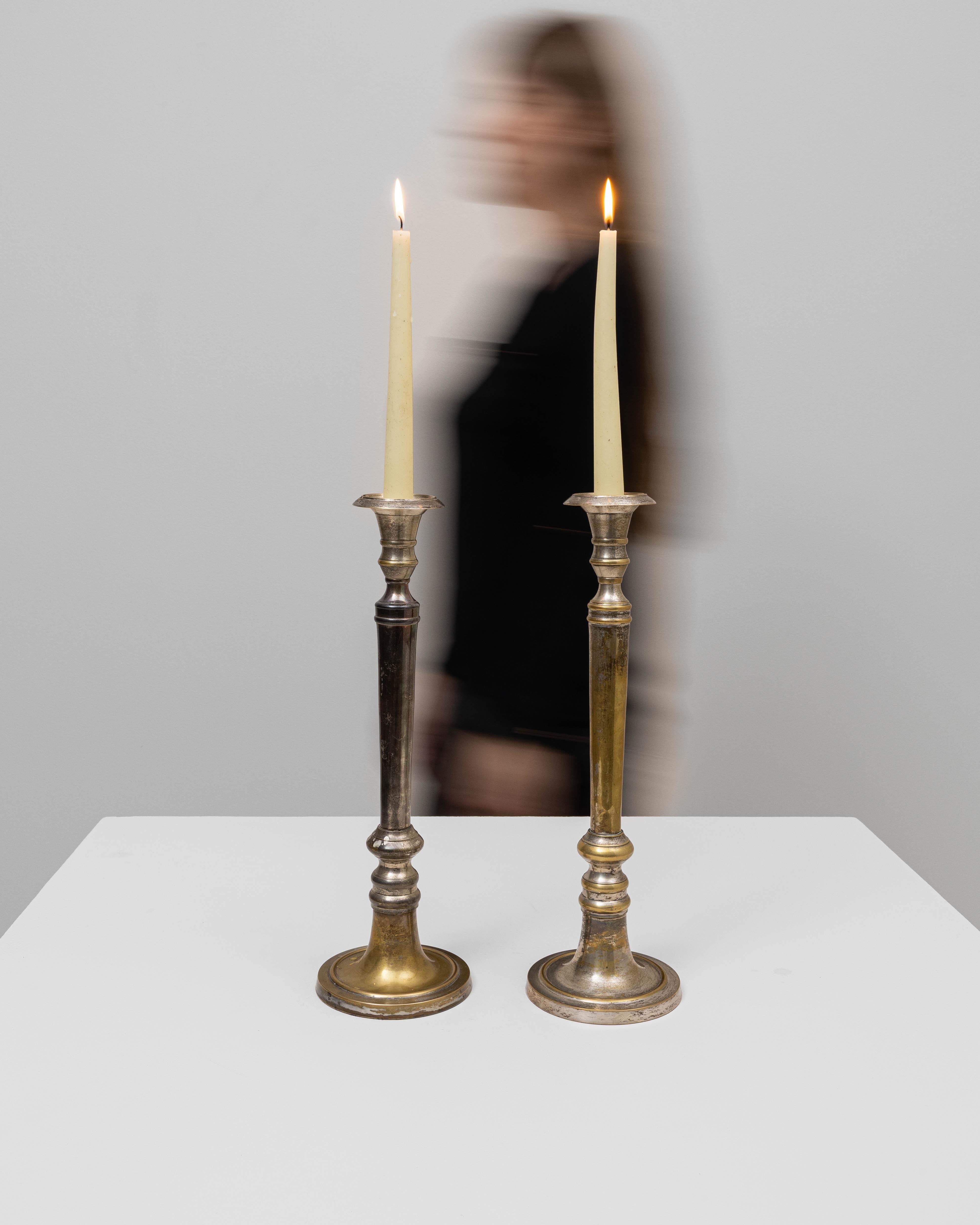 Coppia di candelieri francesi in ottone del XX secolo in vendita 1