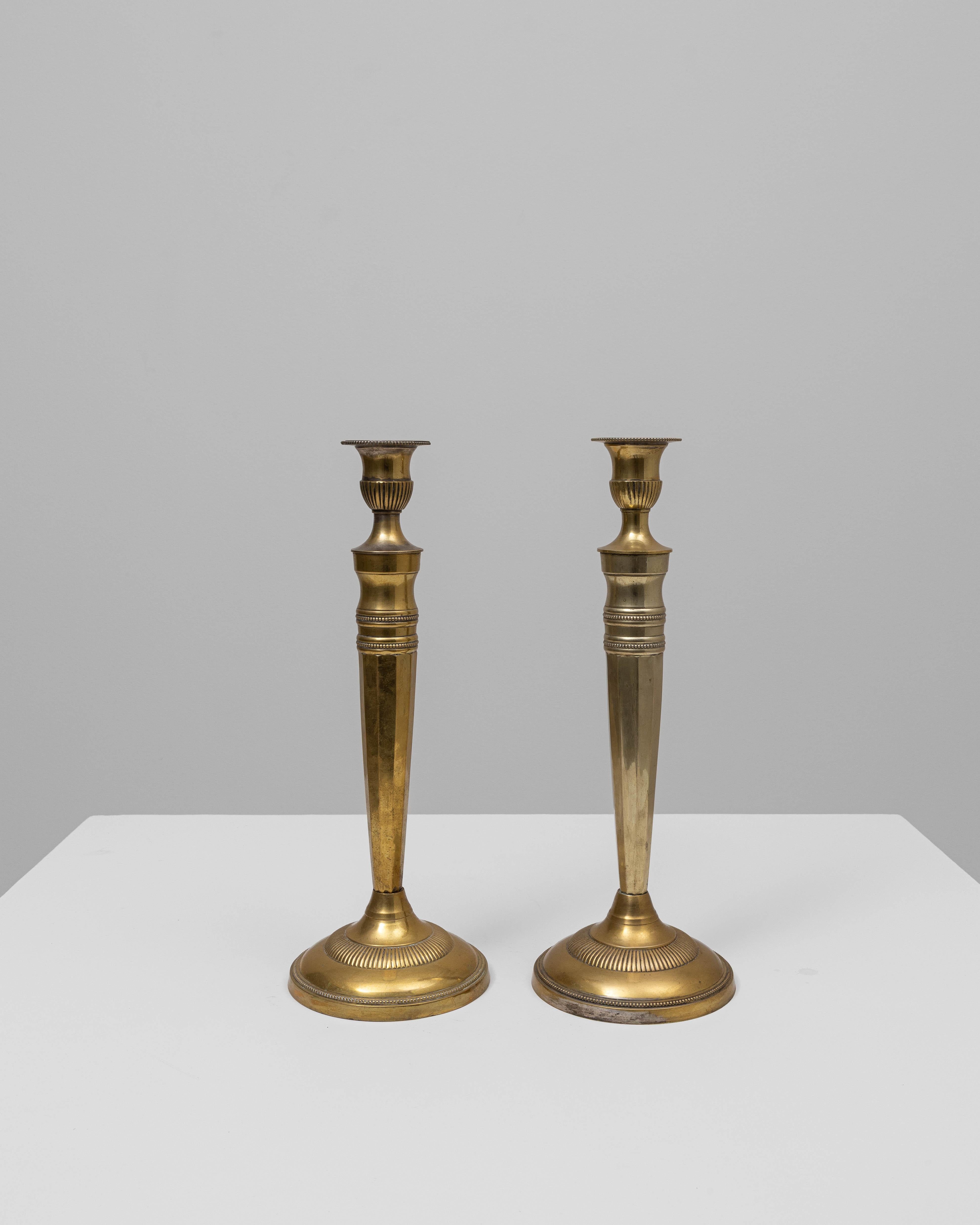 Coppia di candelieri francesi in ottone del XX secolo in vendita 2