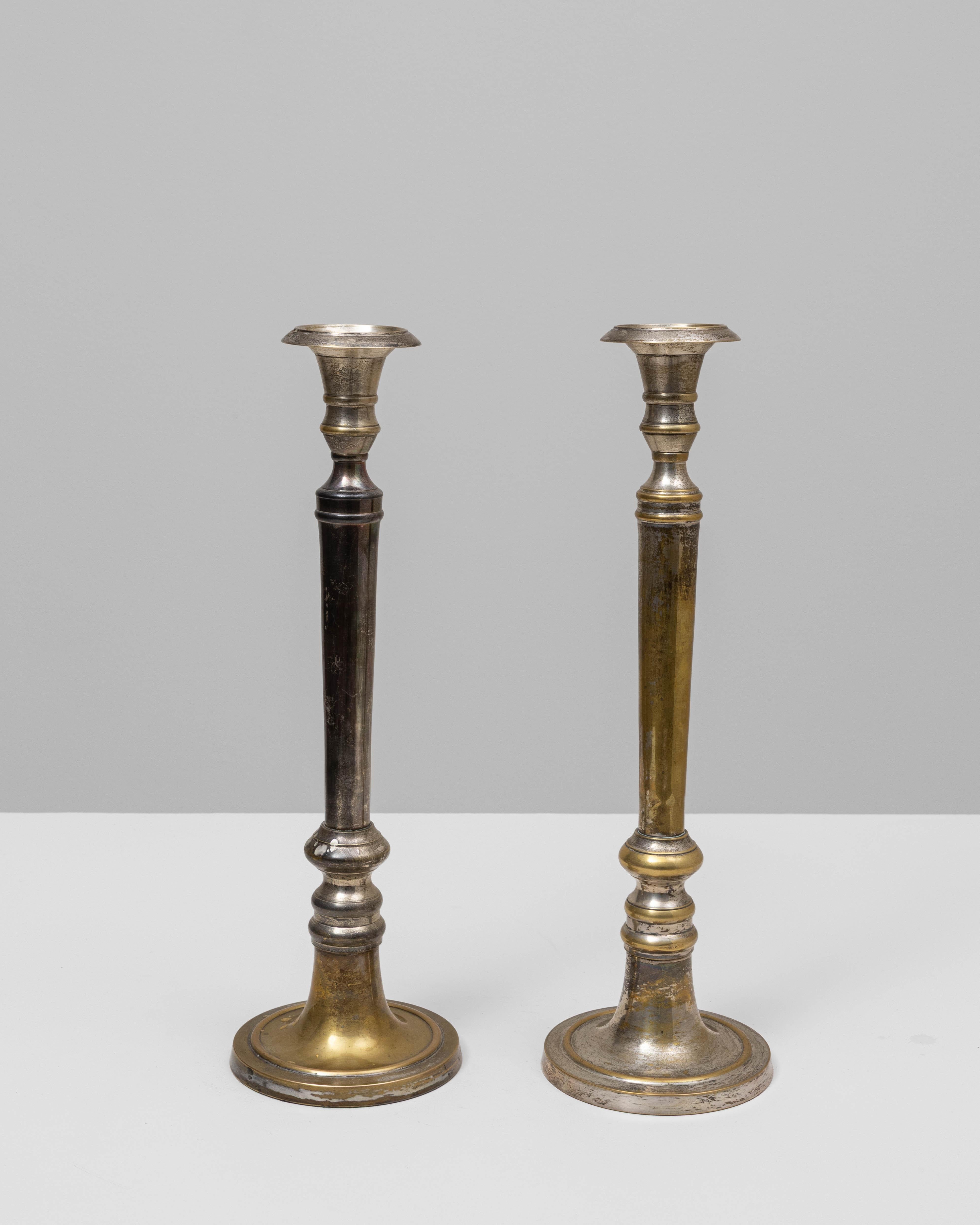 Coppia di candelieri francesi in ottone del XX secolo in vendita 2