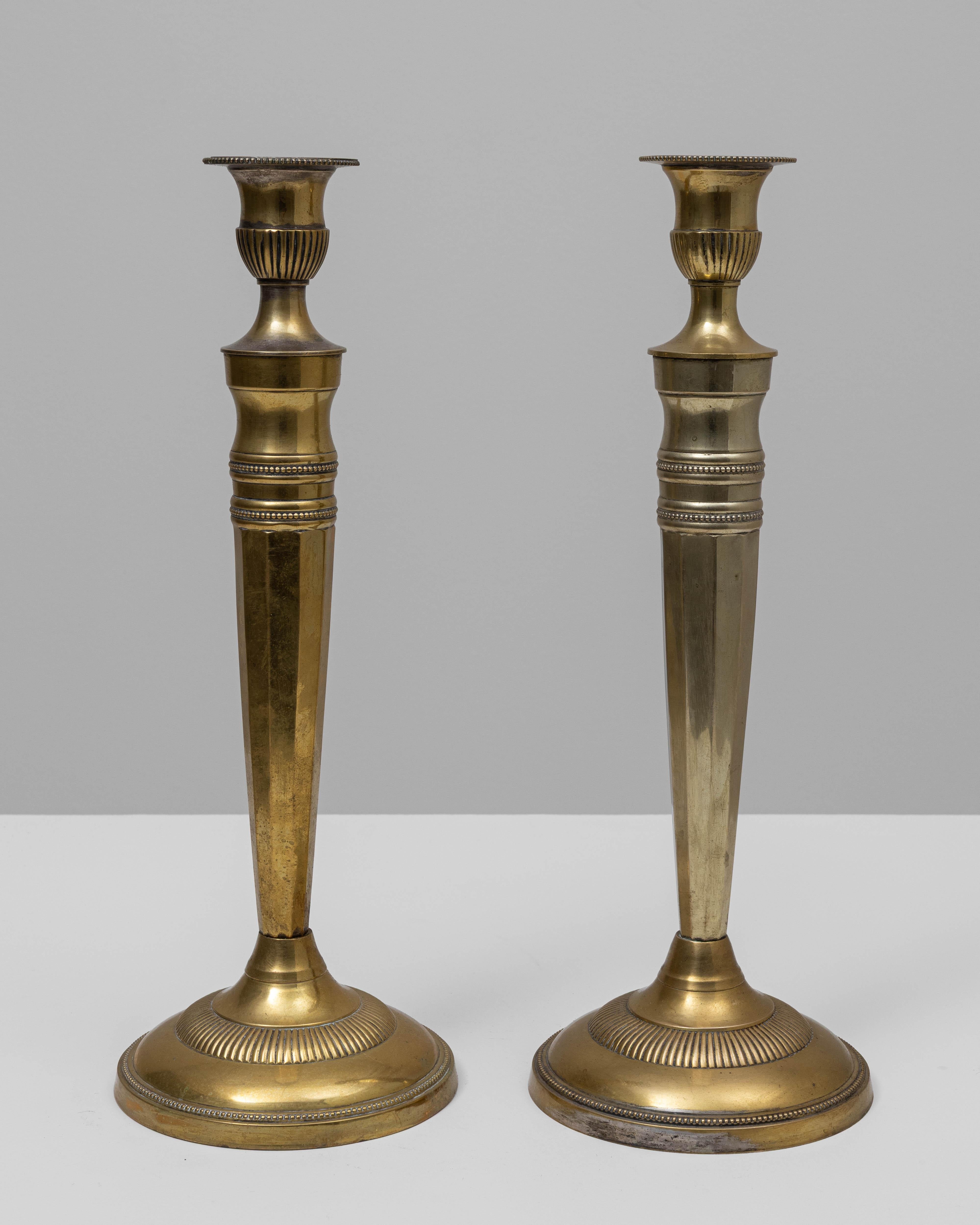 Coppia di candelieri francesi in ottone del XX secolo in vendita 3