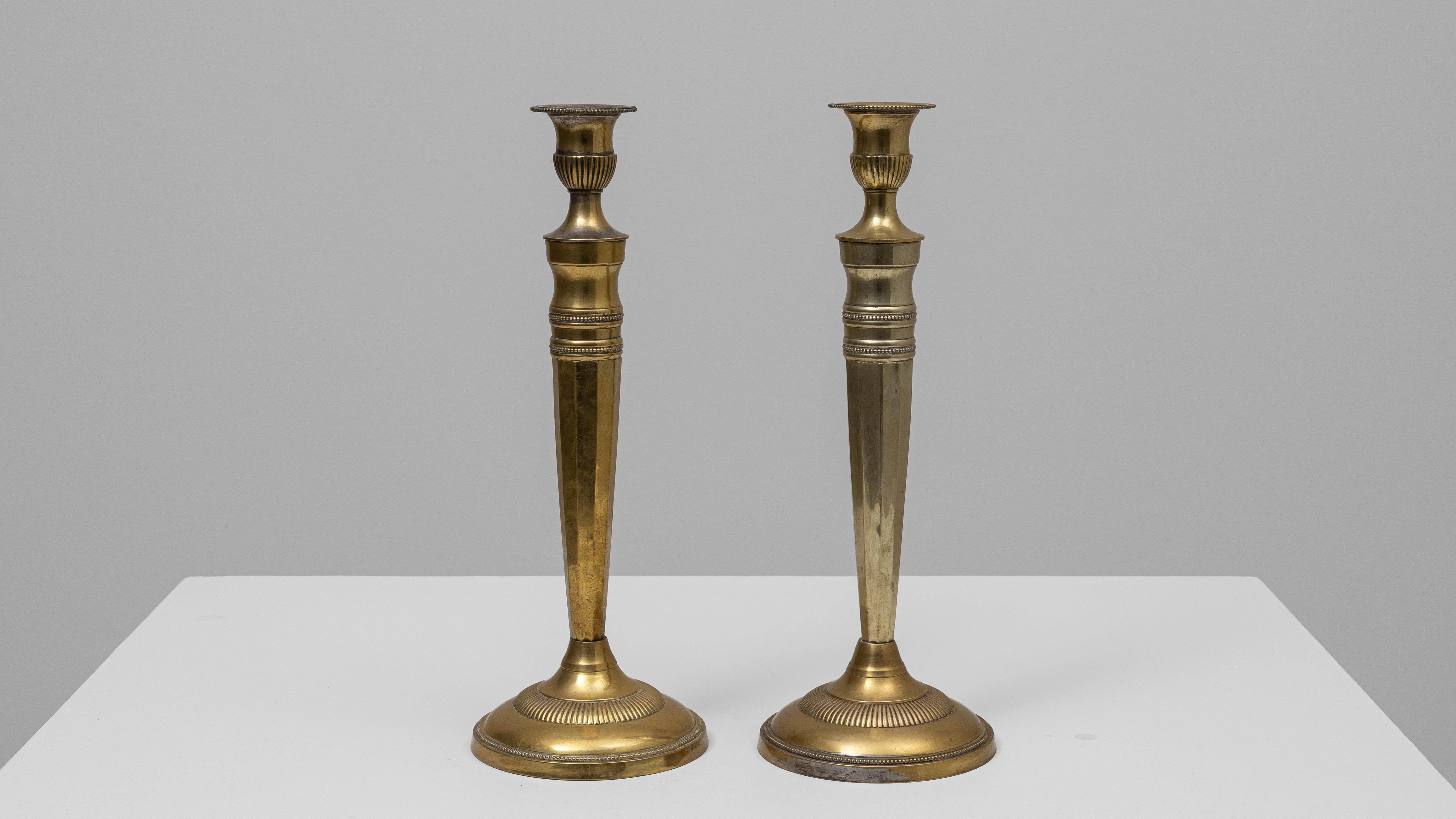 Coppia di candelieri francesi in ottone del XX secolo in vendita 4