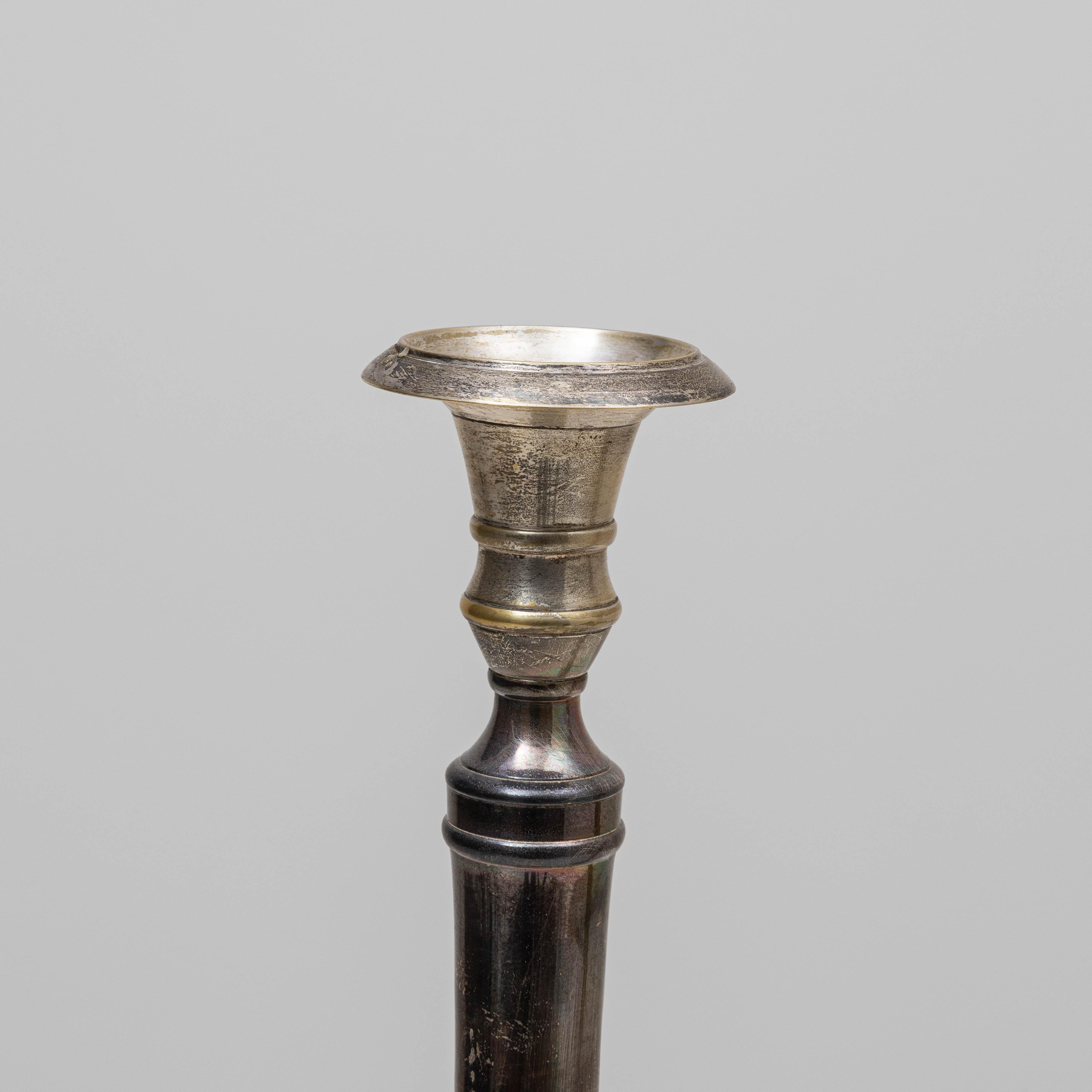 Coppia di candelieri francesi in ottone del XX secolo in vendita 4