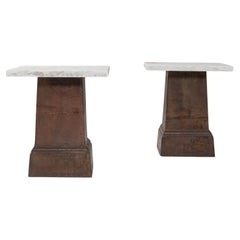 Pareja de Mesas de Pedestal de Hierro Brutalistas Francesas del Siglo XX con Tapas de Mármol Pareja de Mesas de Pedestal de Hierro Brutalistas Francesas del Siglo XX con Tapas de Mármol