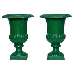 Coppia di urne in ghisa verde francese del XX secolo