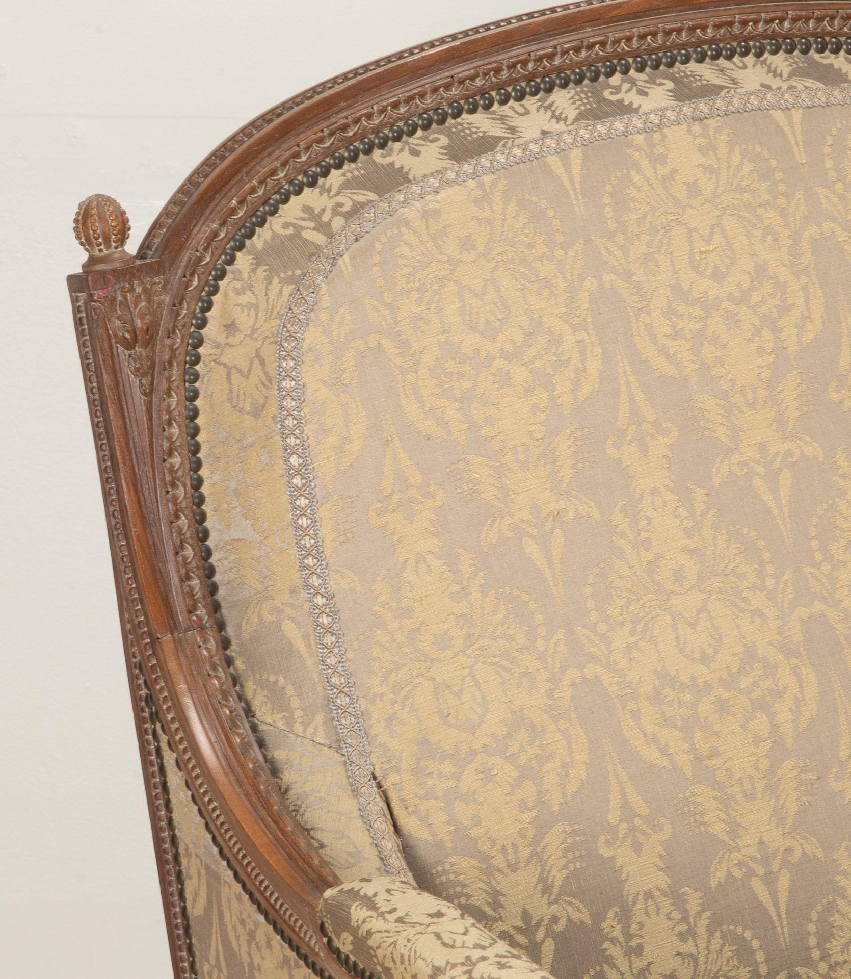Coppia di poltrone confortevoli in noce francesi del XX secolo in vendita 5