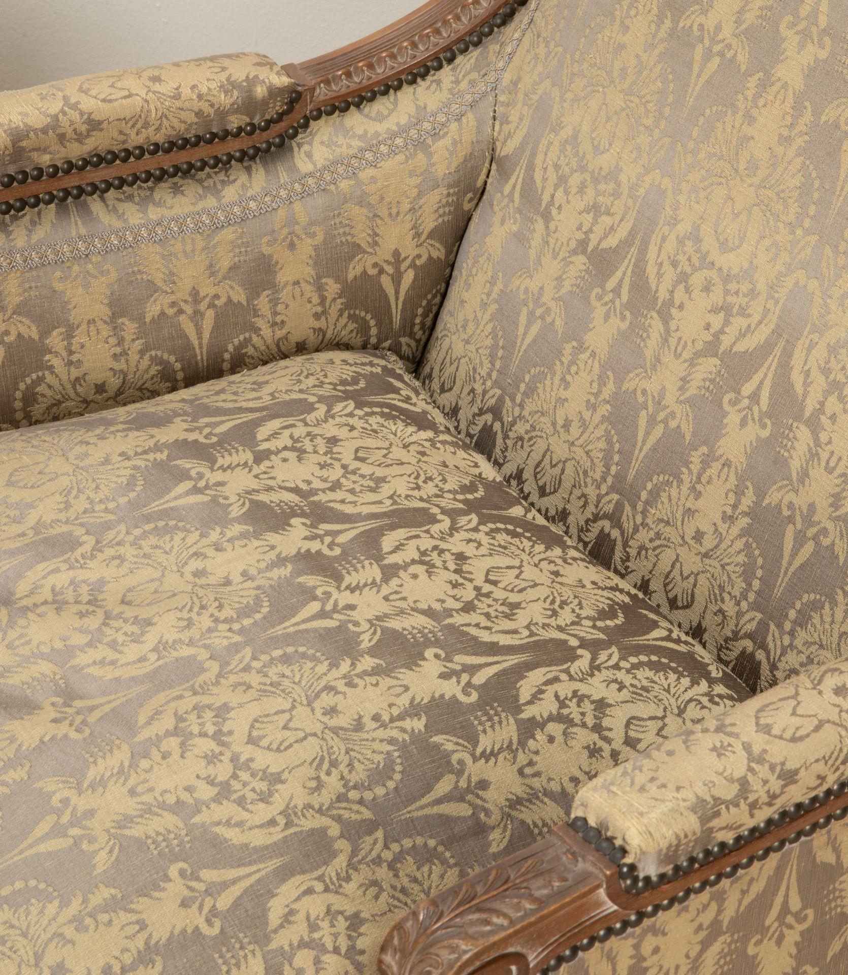 Français Paire de fauteuils confortables en noyer du 20e siècle français en vente