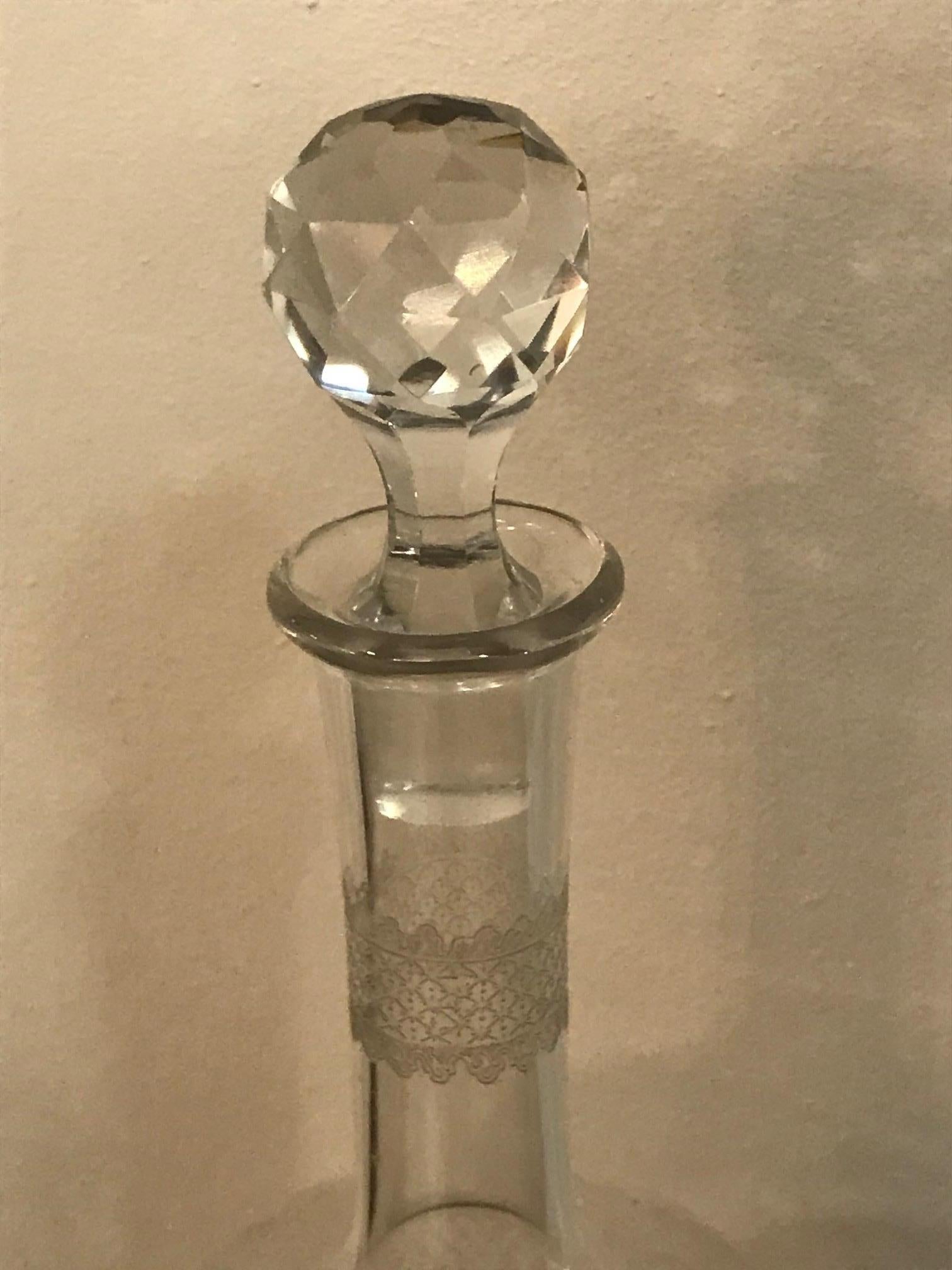 Paar französische gravierte Kristallkaraffen des 20. Jahrhunderts, um 1900 im Angebot 6