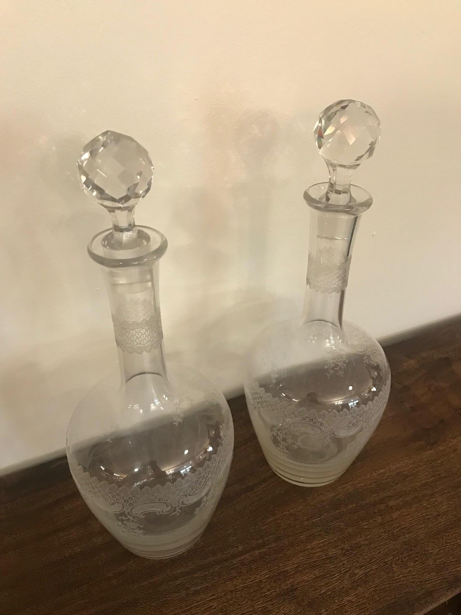Pair of 20th Century French Engraved Crystal Carafes, circa 1900s In Good Condition For Sale In LEGNY, FR
