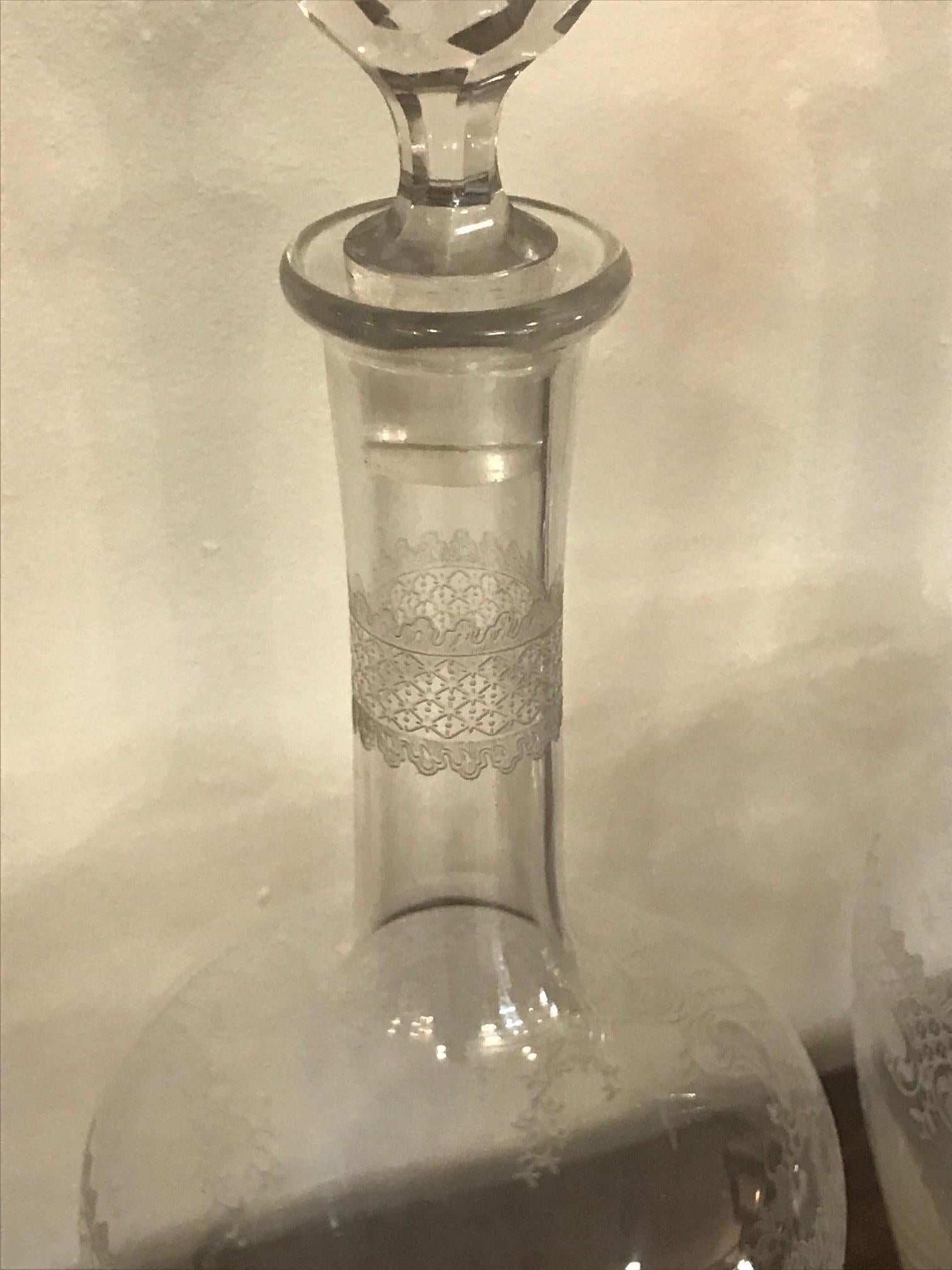 Paar französische gravierte Kristallkaraffen des 20. Jahrhunderts, um 1900 im Angebot 1