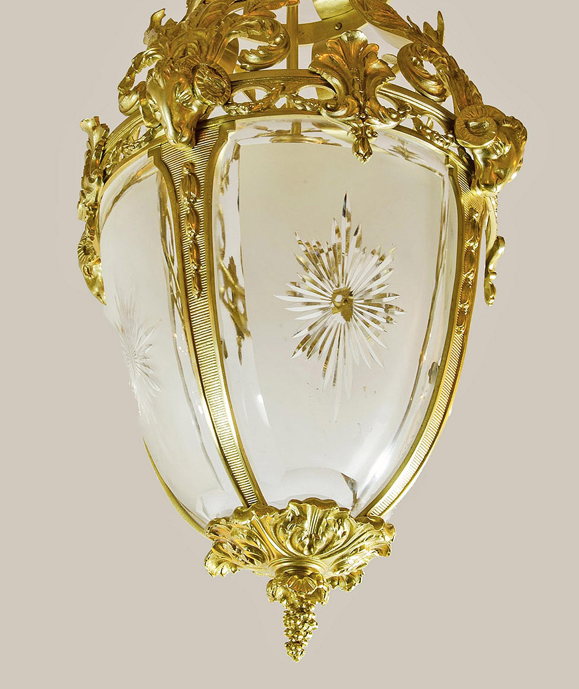 20ième siècle Paire de plafonniers français du 20ème siècle en bronze doré et verre ressemblant à un Farole en vente