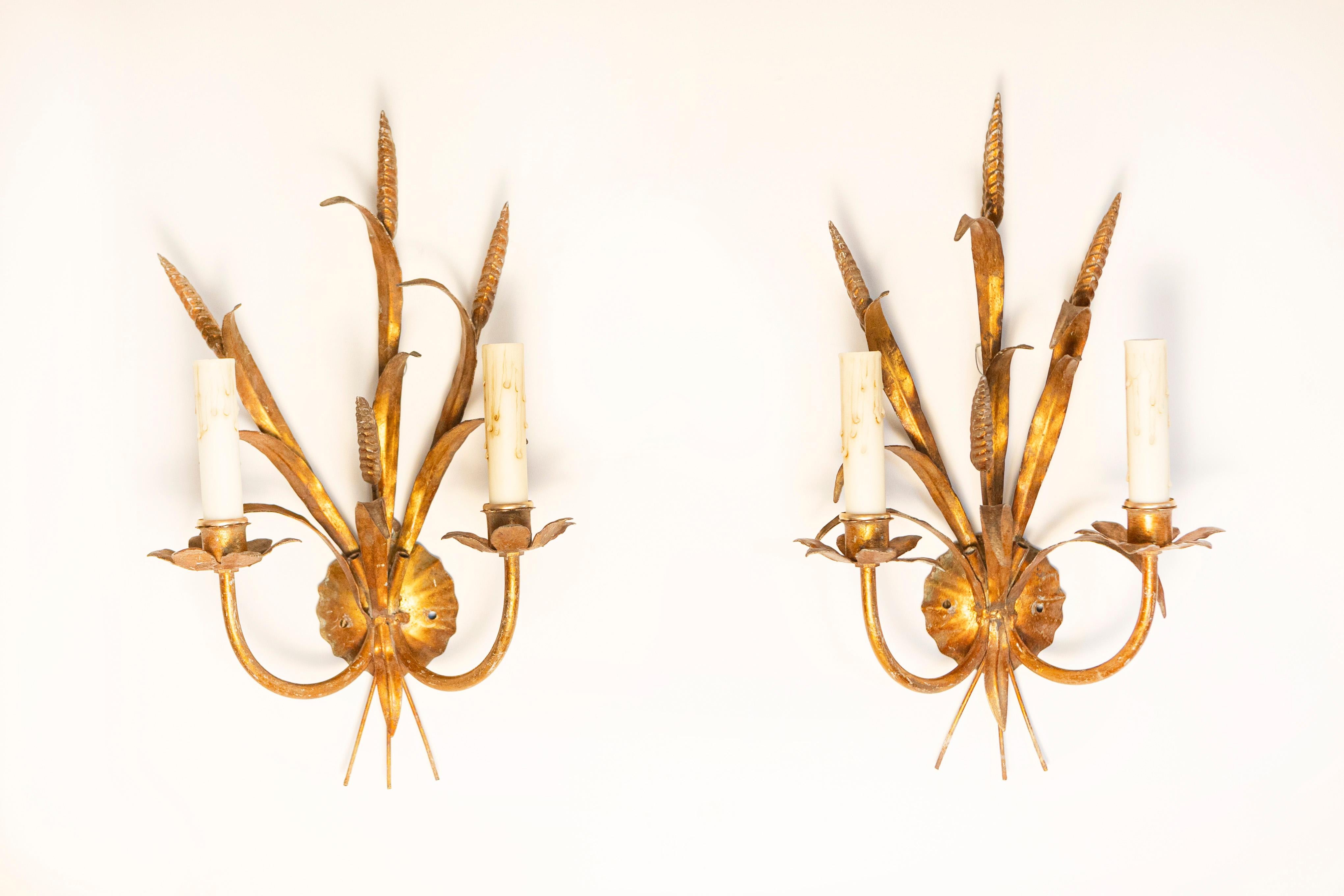 Cette exceptionnelle paire d'appliques françaises en métal doré du XXe siècle, inspirée par la légendaire Coco Chanel, incarne l'élégance intemporelle et la sophistication raffinée. Conçue de manière experte avec un gracieux motif de gerbe de blé,