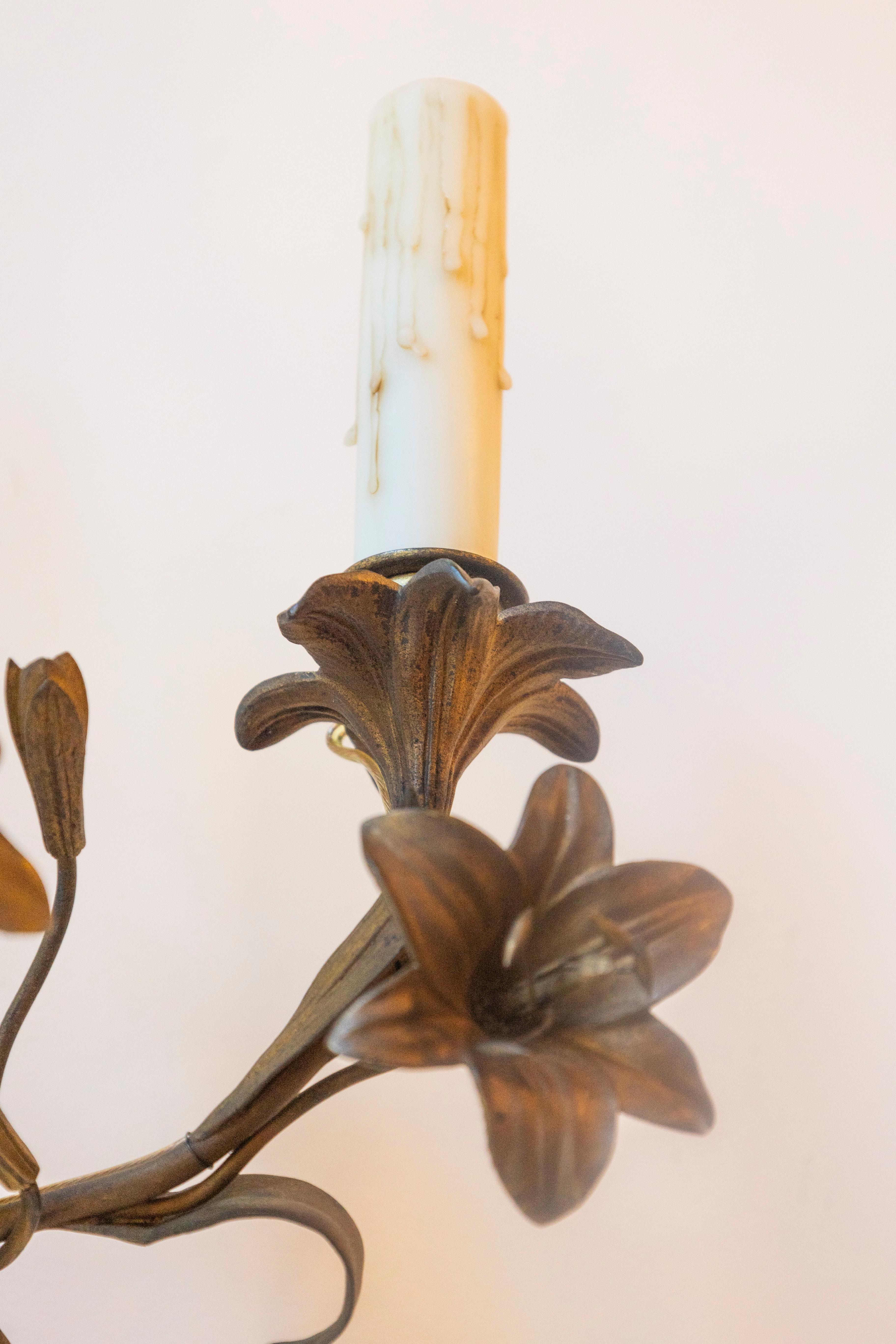 Lamina di metallo Coppia di appliques floreali dorate francesi del XX secolo in vendita