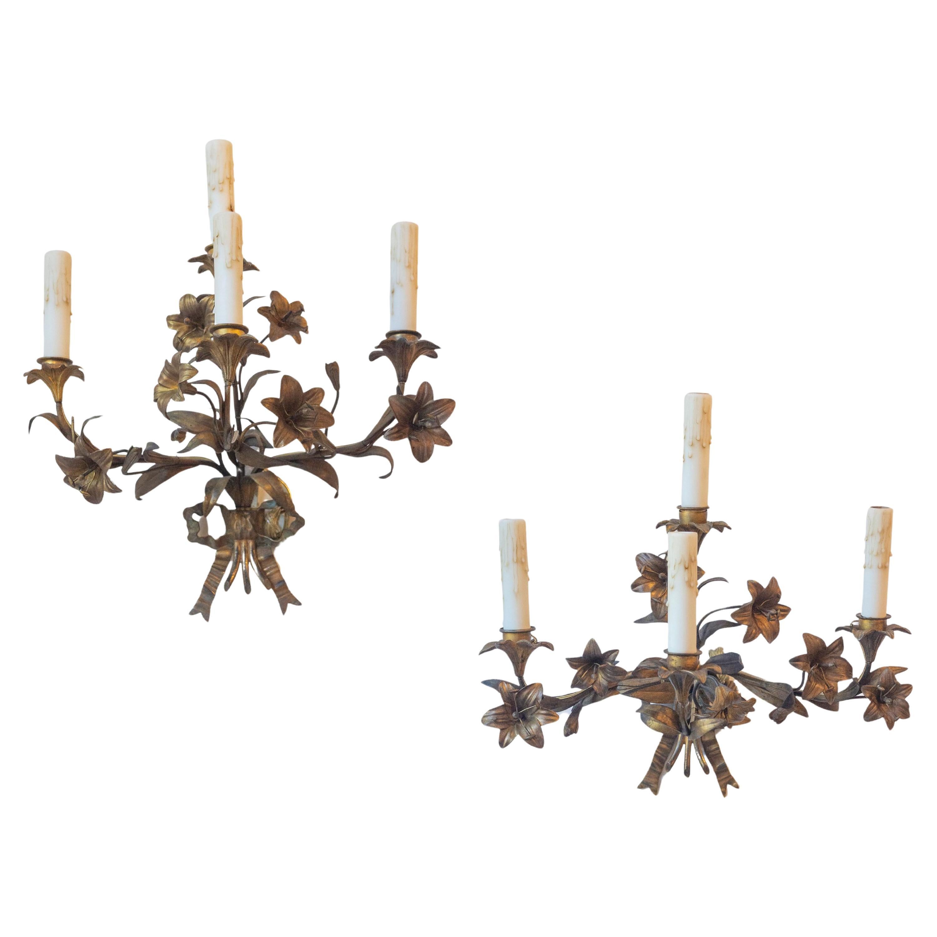 Paire d'appliques florales en tôle dorée du 20e siècle