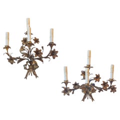 Paire d'appliques florales en tôle dorée du 20e siècle