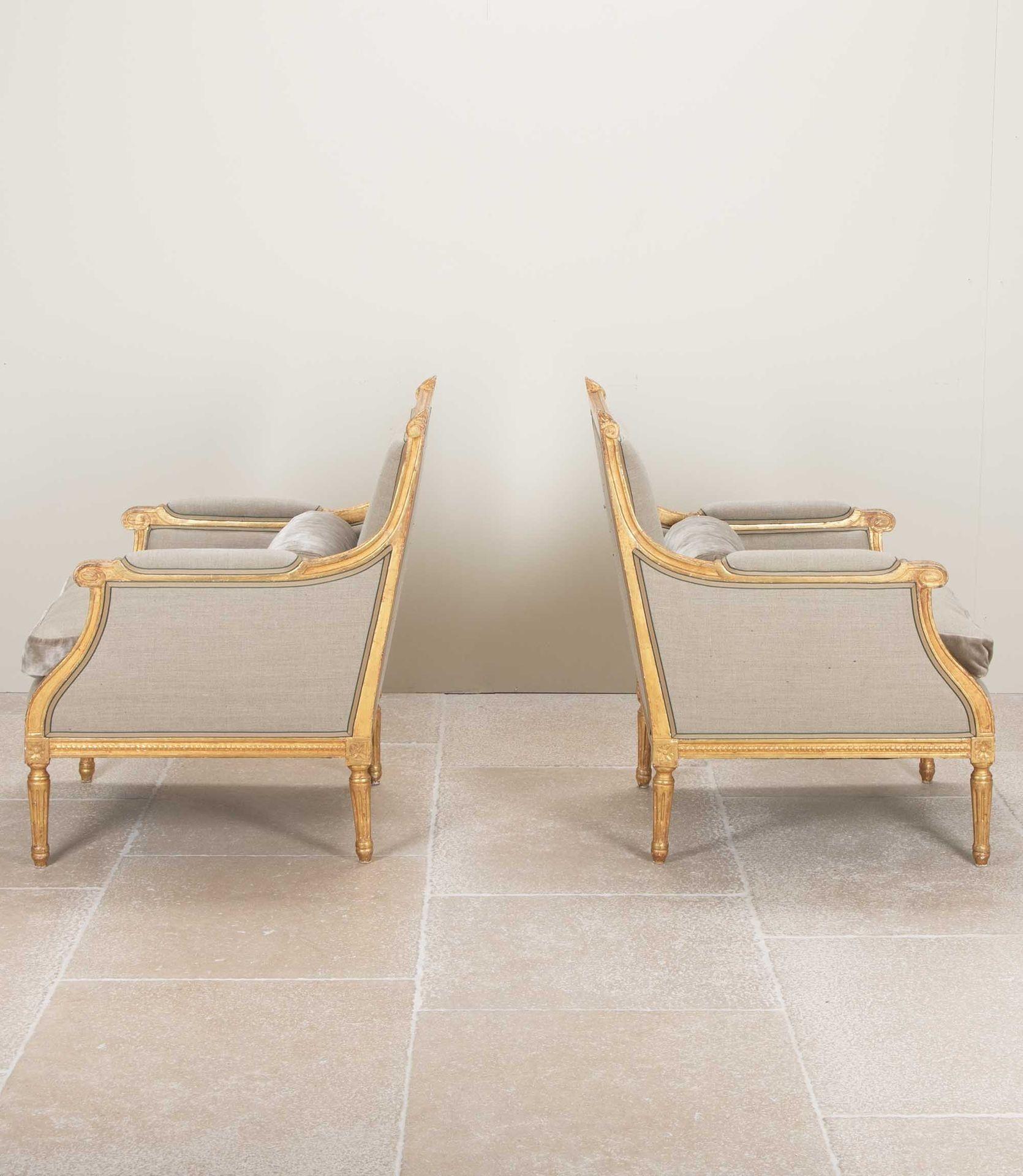 Pareja de sillones franceses del siglo XX de madera dorada de Maison Jansen Francés en venta