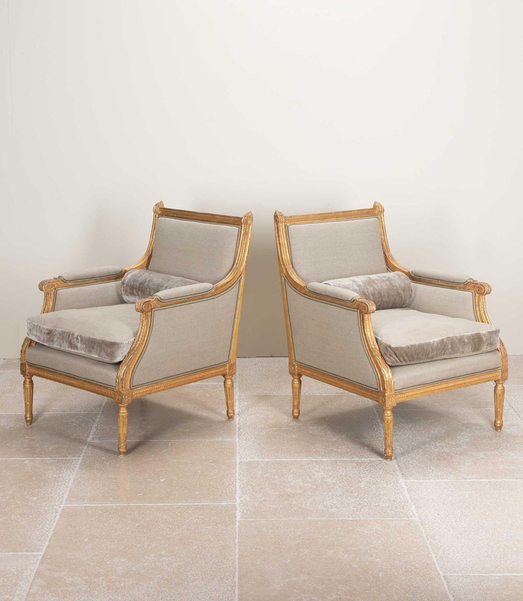 Pareja de sillones franceses del siglo XX de madera dorada de Maison Jansen Dorado en venta