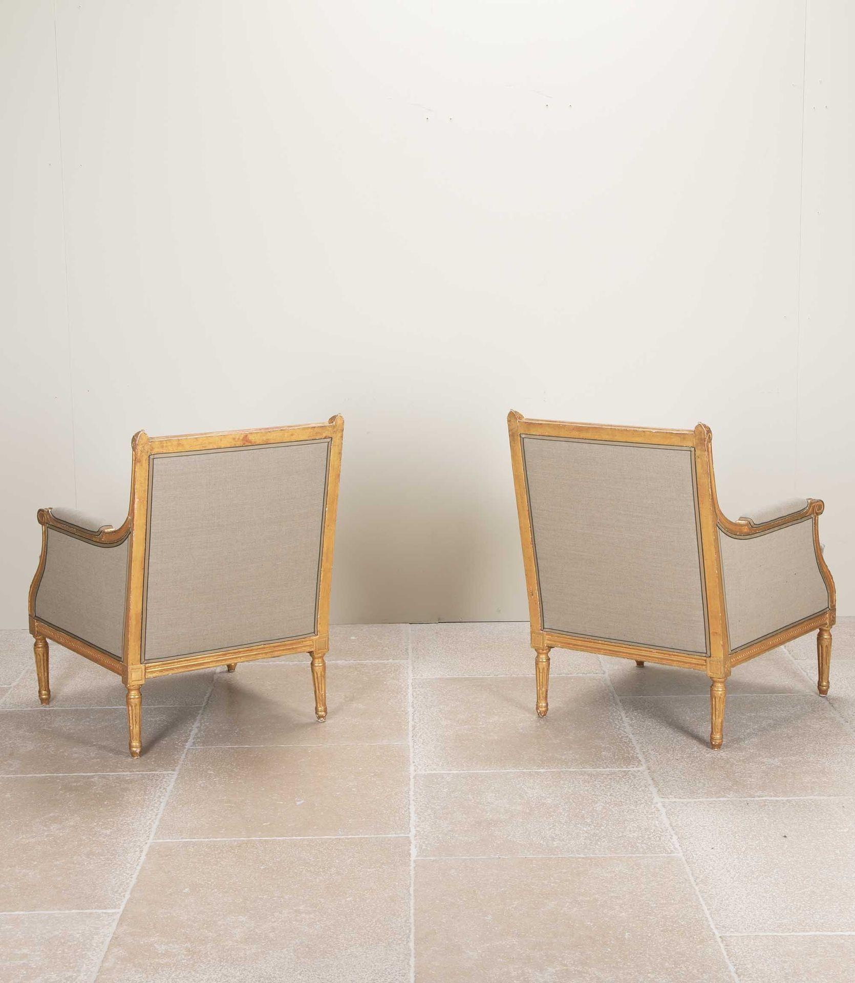 Pareja de sillones franceses del siglo XX de madera dorada de Maison Jansen en Bueno estado para la venta en Gloucestershire, GB