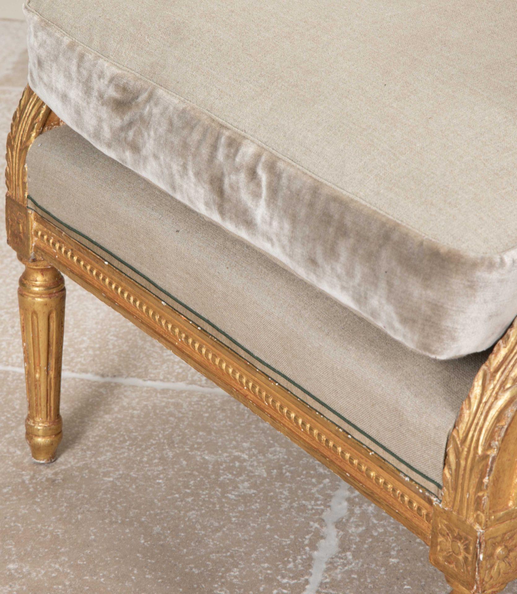 Pareja de sillones franceses del siglo XX de madera dorada de Maison Jansen mediados del siglo XX en venta
