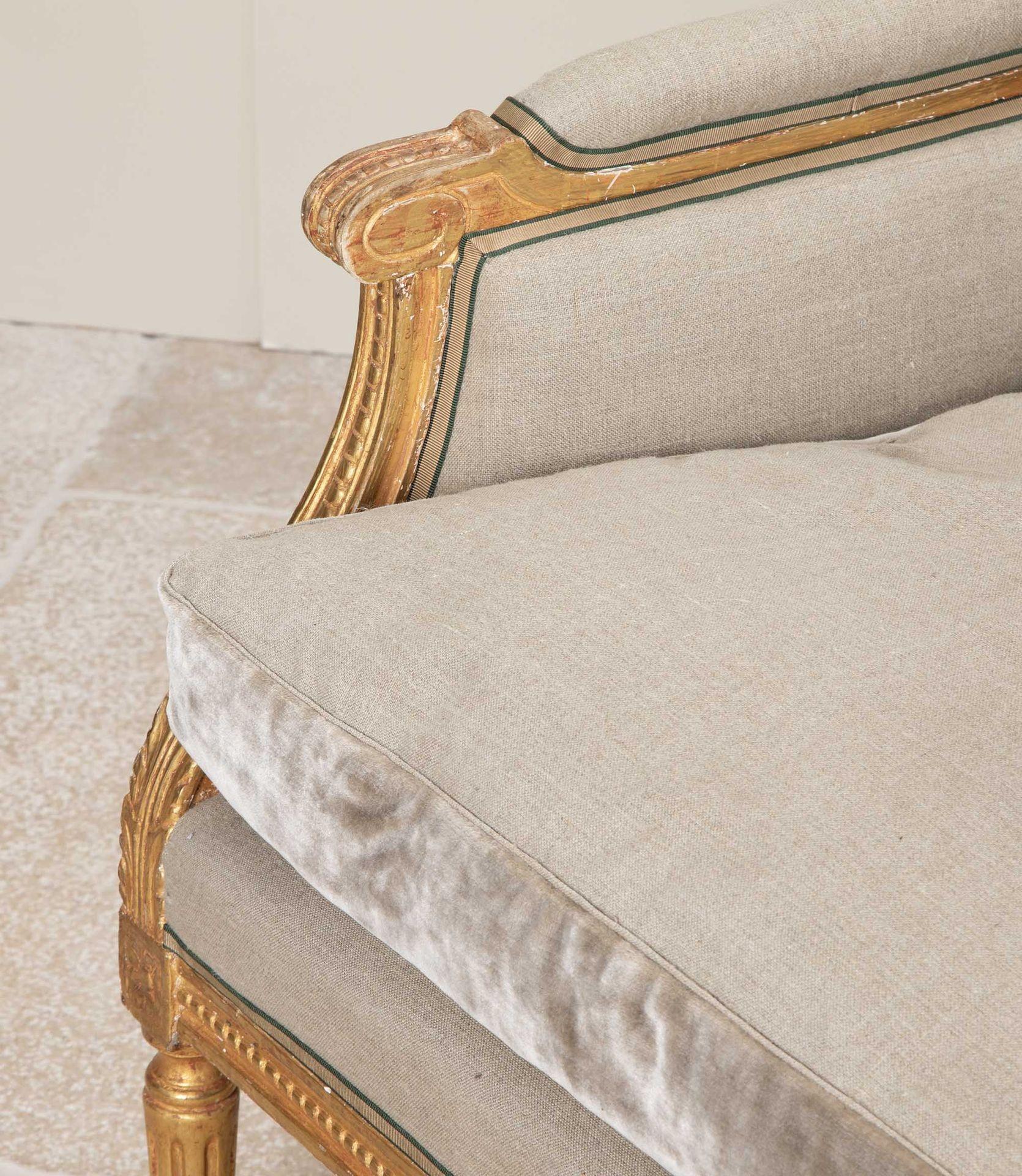Pareja de sillones franceses del siglo XX de madera dorada de Maison Jansen Tapicería en venta