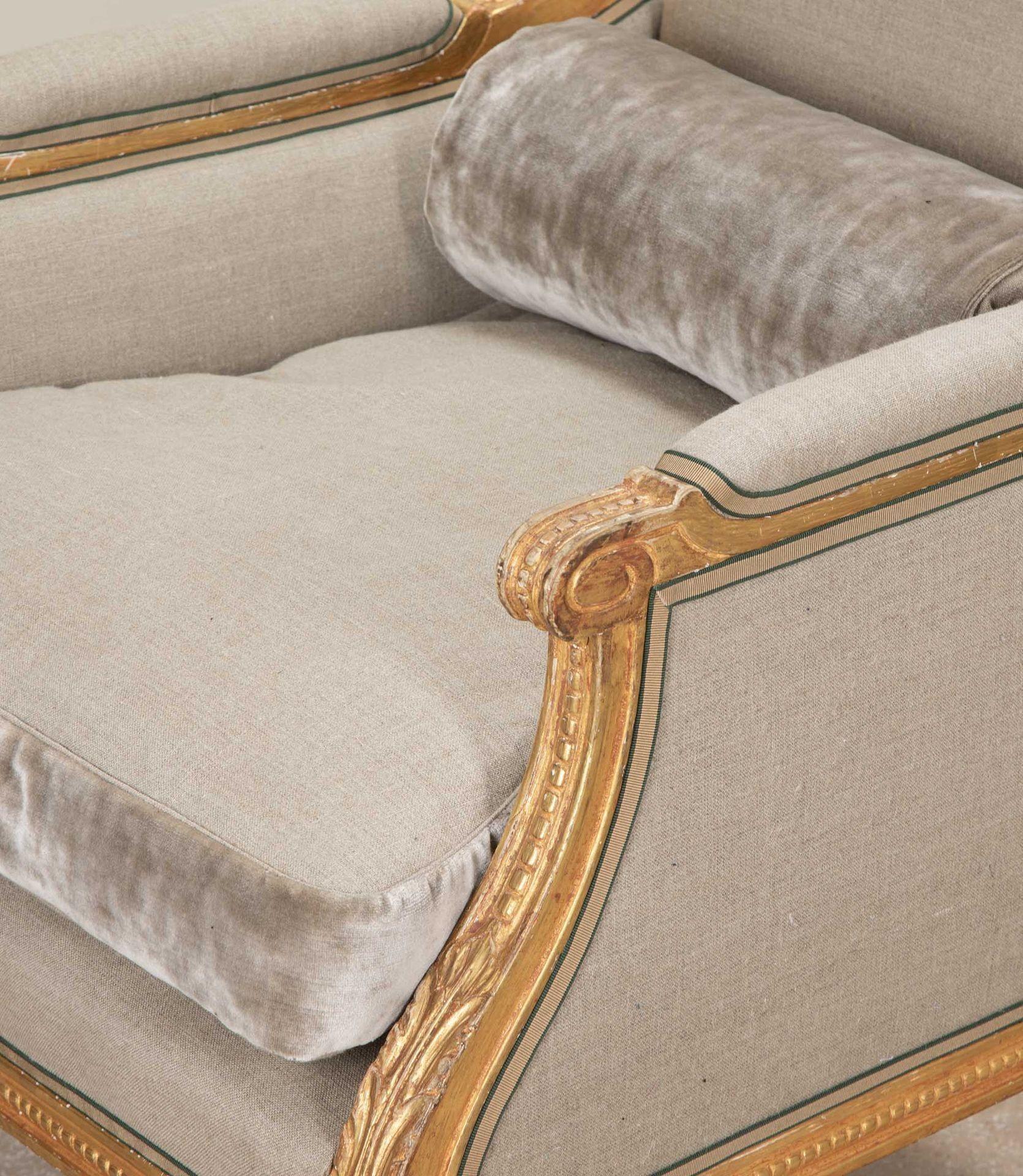 Pareja de sillones franceses del siglo XX de madera dorada de Maison Jansen en venta 2