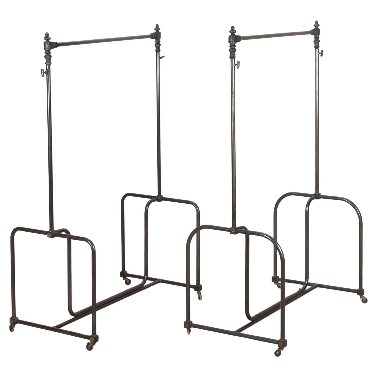 Coppia di appendiabiti in ferro francesi del XX secolo in vendita