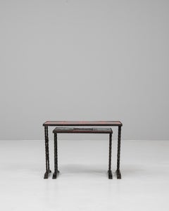 Paar französische Eisennesttische des 20. Jahrhunderts mit Keramikplatten