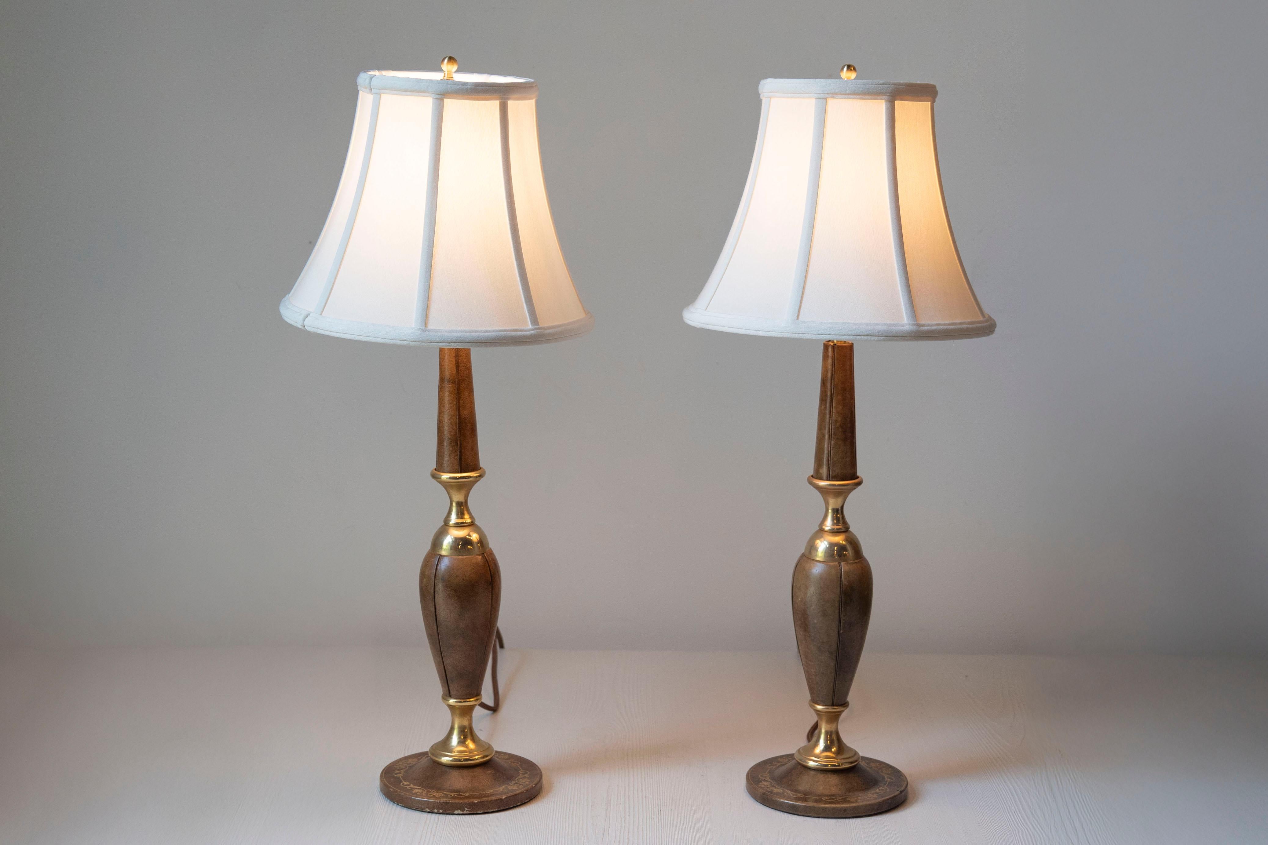 Cette élégante paire de lampes des années 1970, inspirée des designs de 