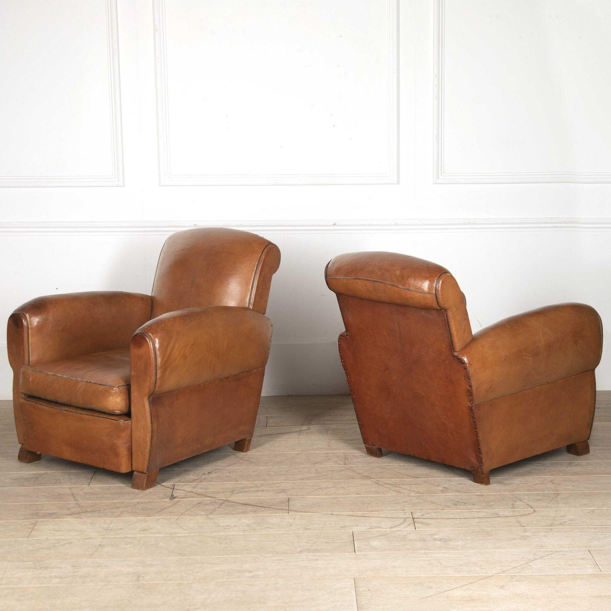 Lovely pair of French leather armchairs dating from the 1930s.
Club chairs were immersed in interior décor both in France and England since their conception in the early 20th century.
In both countries, they were firm fixtures in gentleman's clubs