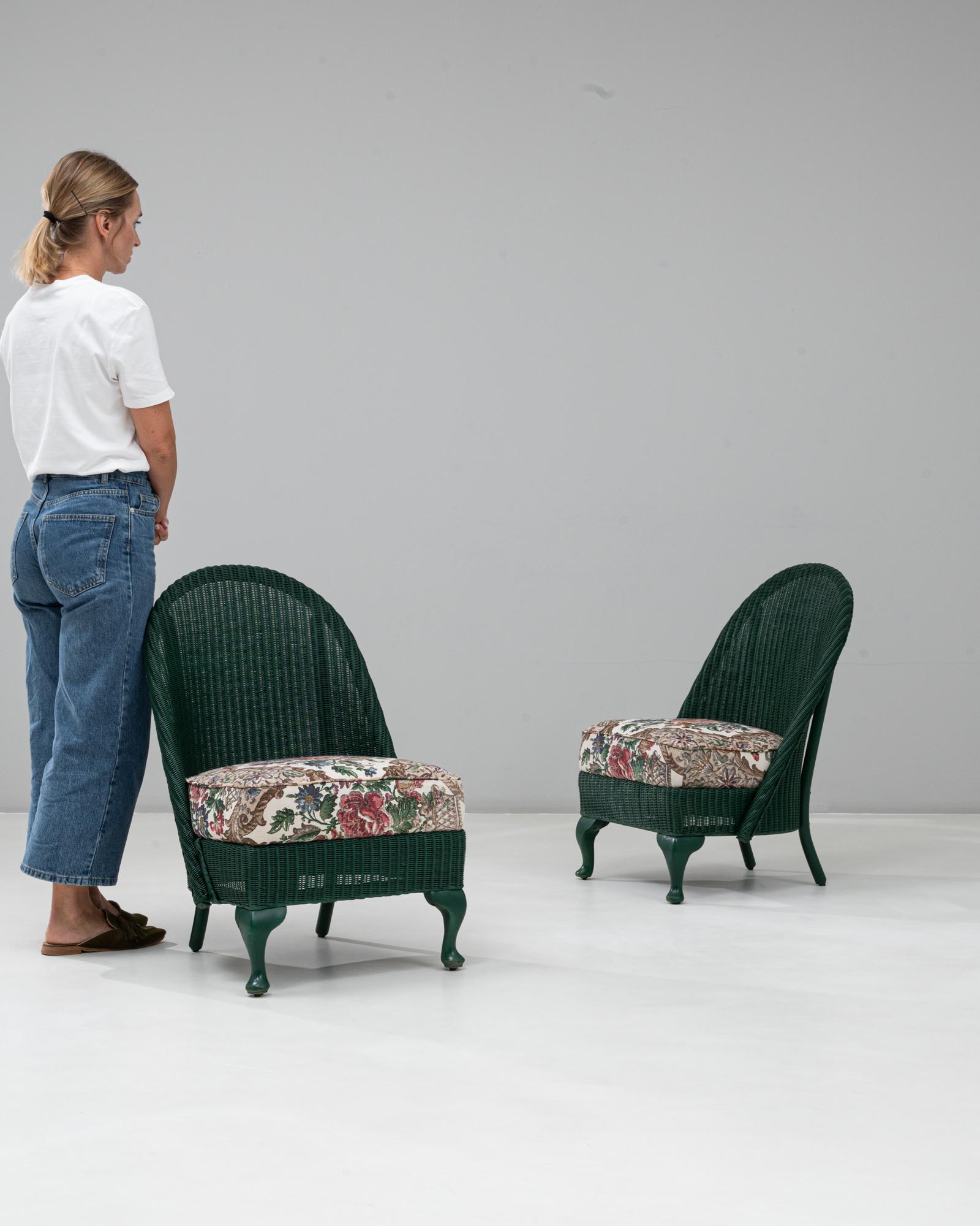 Francese Coppia di sedie Lloyd Loom francesi del XX secolo con sedute imbottite in vendita