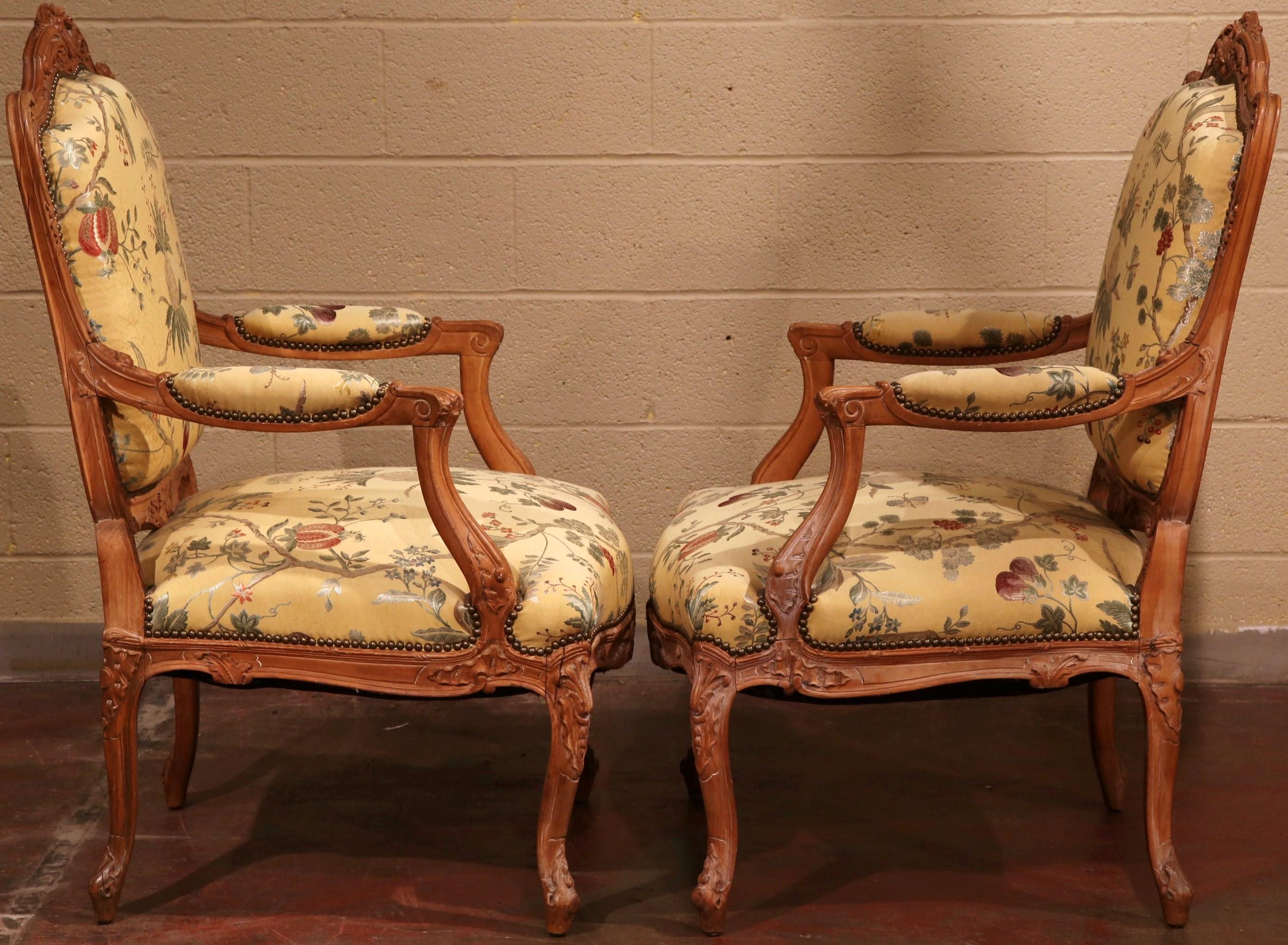 Pair of 20th Century French Louis XV Carved Armchairs with Scalamandre Fabric For Sale 3