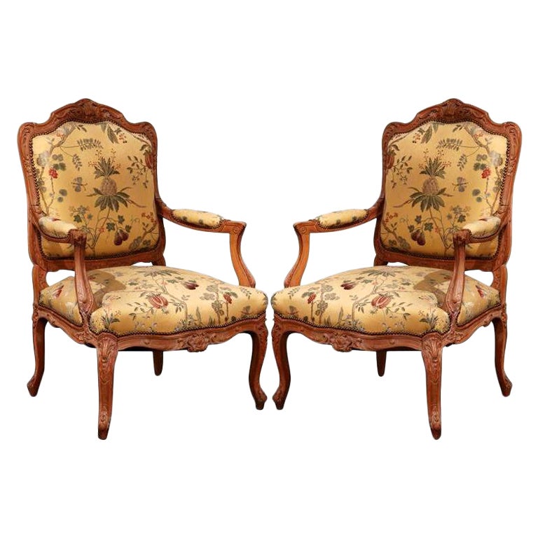 Paar französische geschnitzte Louis XV-Sessel des 20. Jahrhunderts mit Scalamandre-Stoff im Angebot