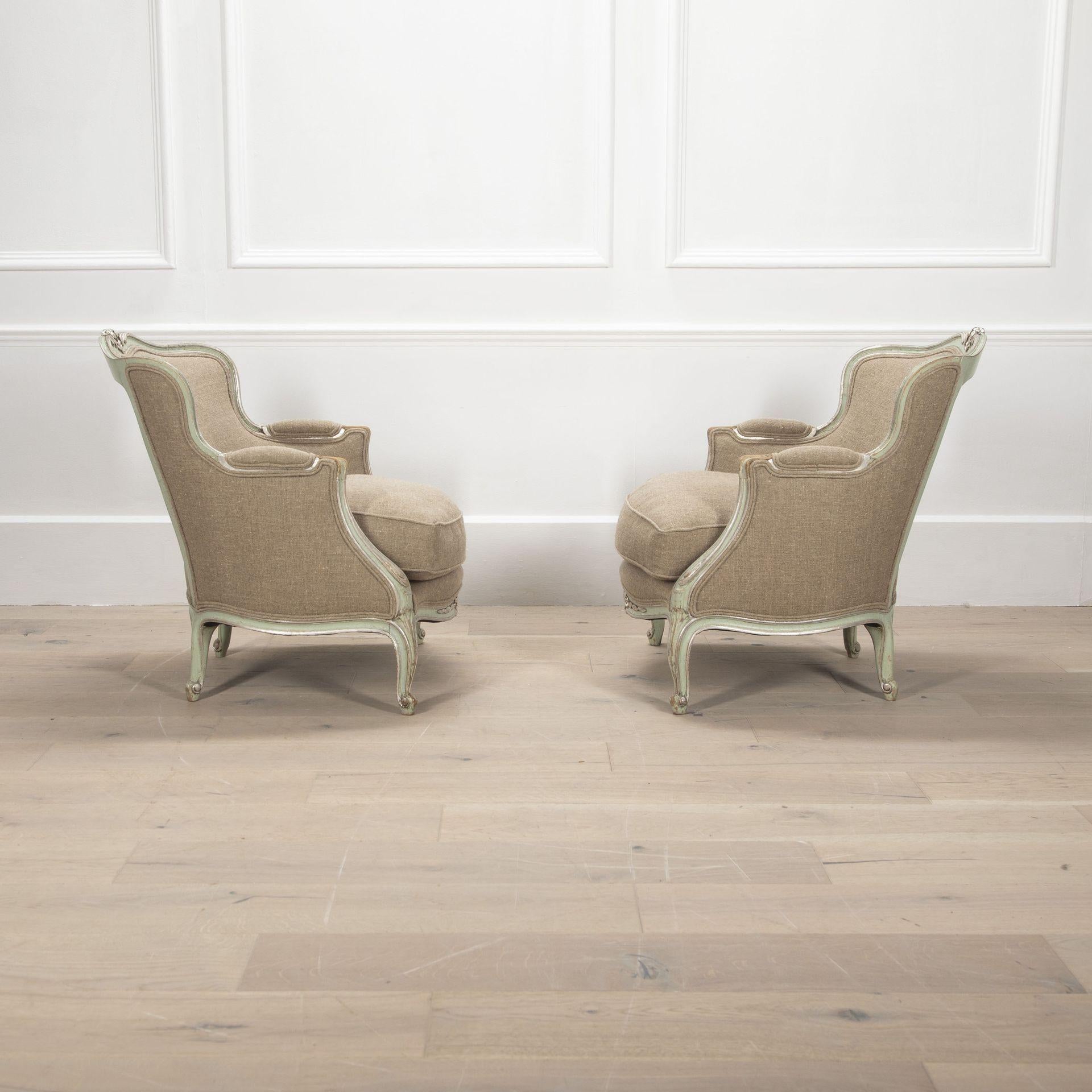 Paire de fauteuils peints de style Louis XV, retapissés dans un tissu neutre avec d'intéressants détails dorés à l'argent.
Circa 1930.