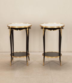 Coppia di tavolini francesi del XX secolo in stile Luigi XV dorati e ebanizzati
