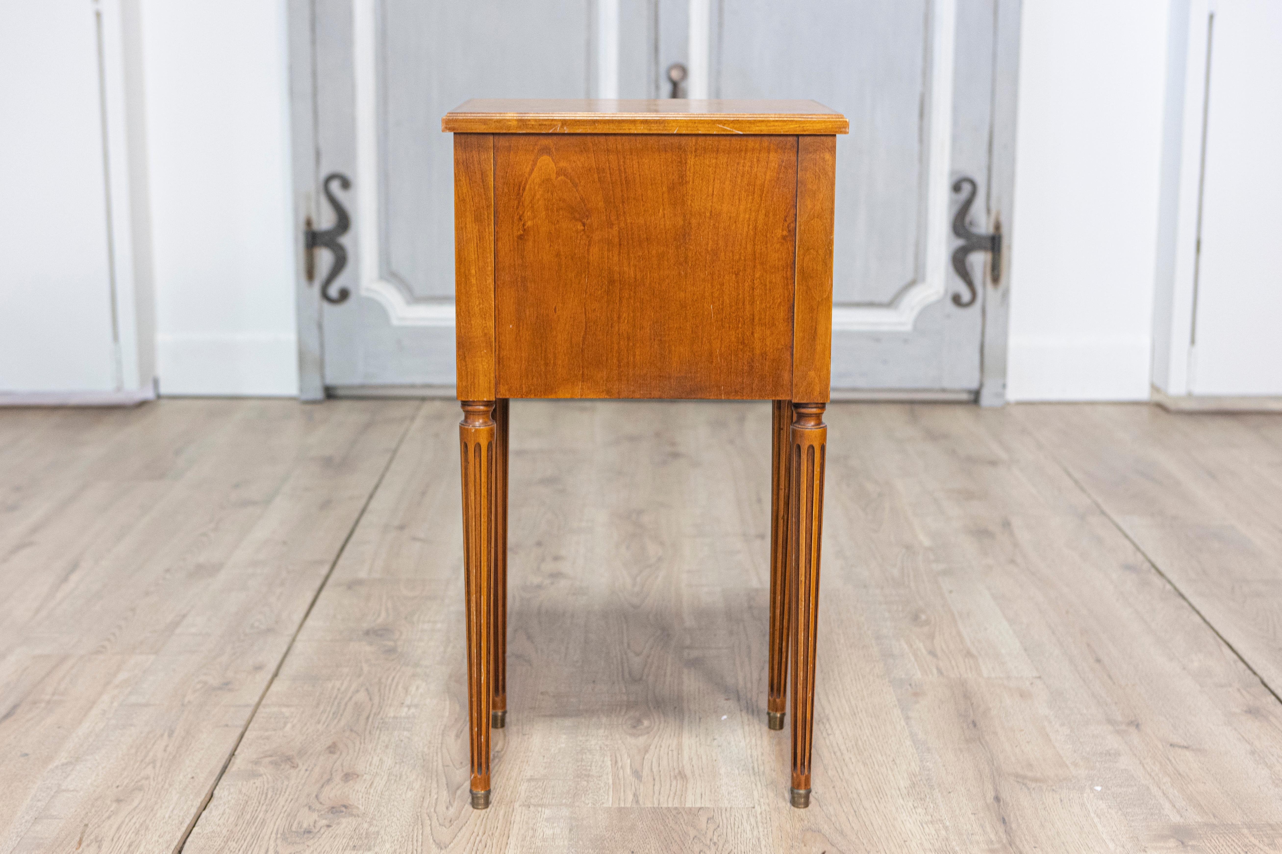 Pair of 20th Century French Louis XVI Style Bedside Tables en vente 3