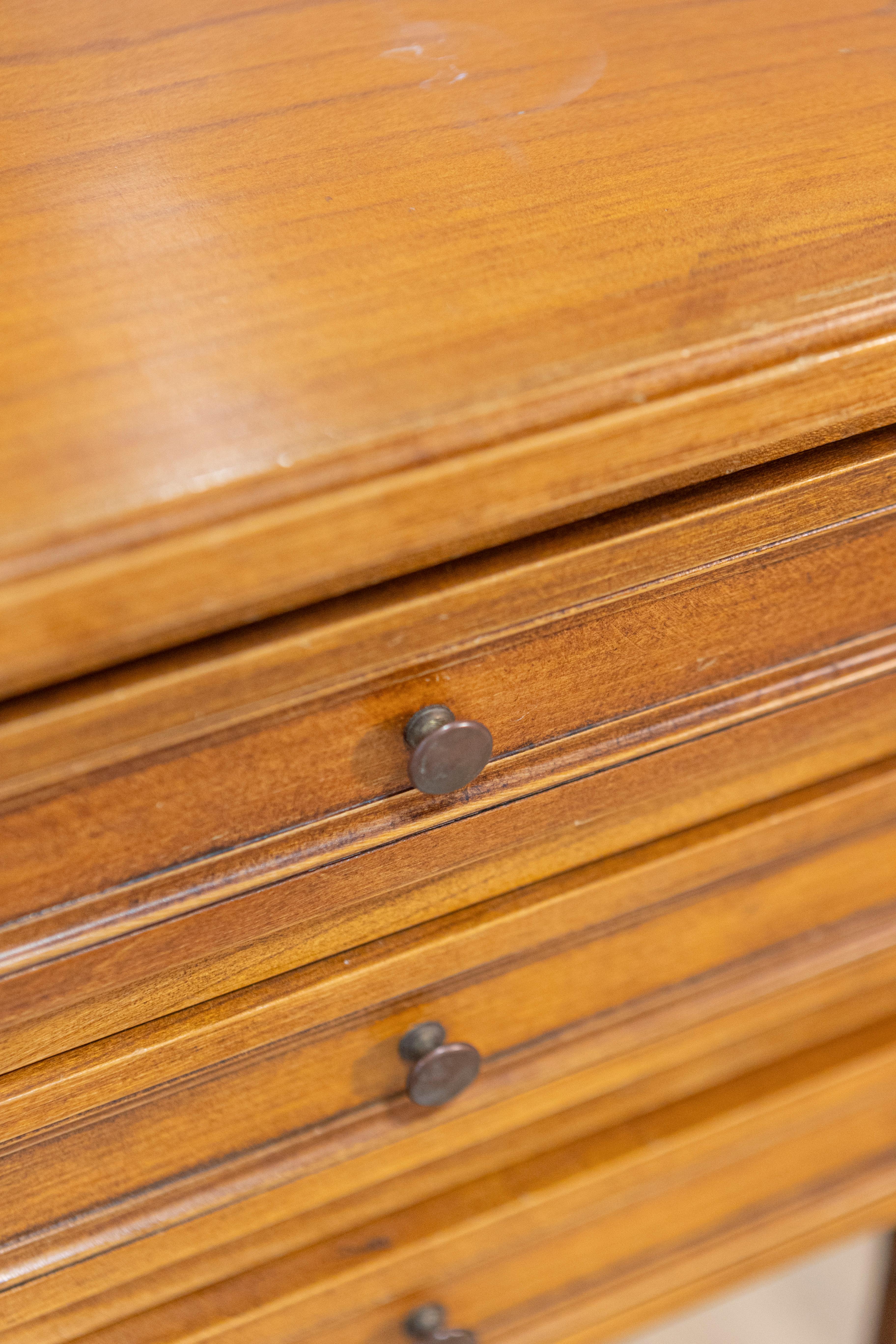 Pair of 20th Century French Louis XVI Style Bedside Tables en vente 4