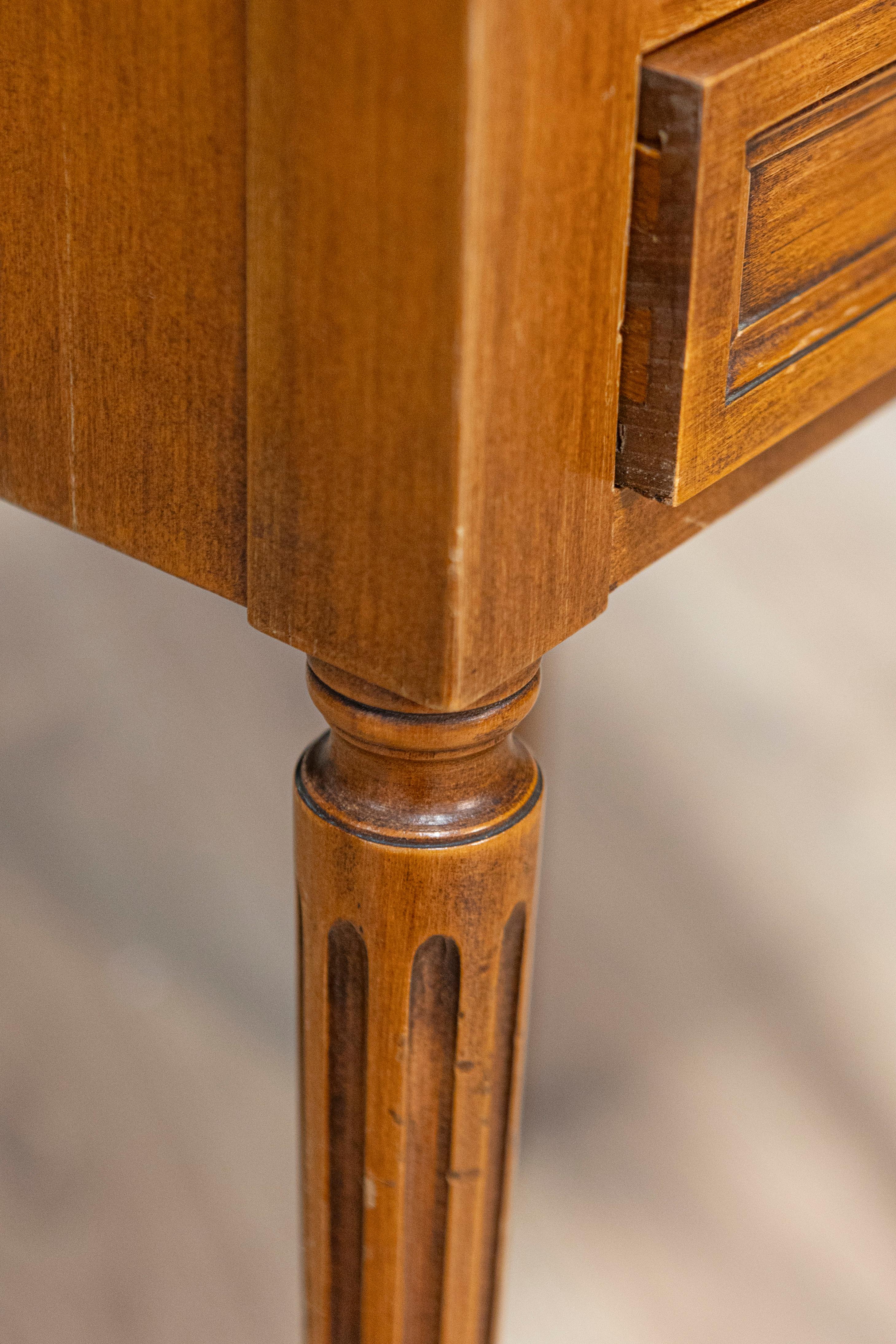 Pair of 20th Century French Louis XVI Style Bedside Tables en vente 5