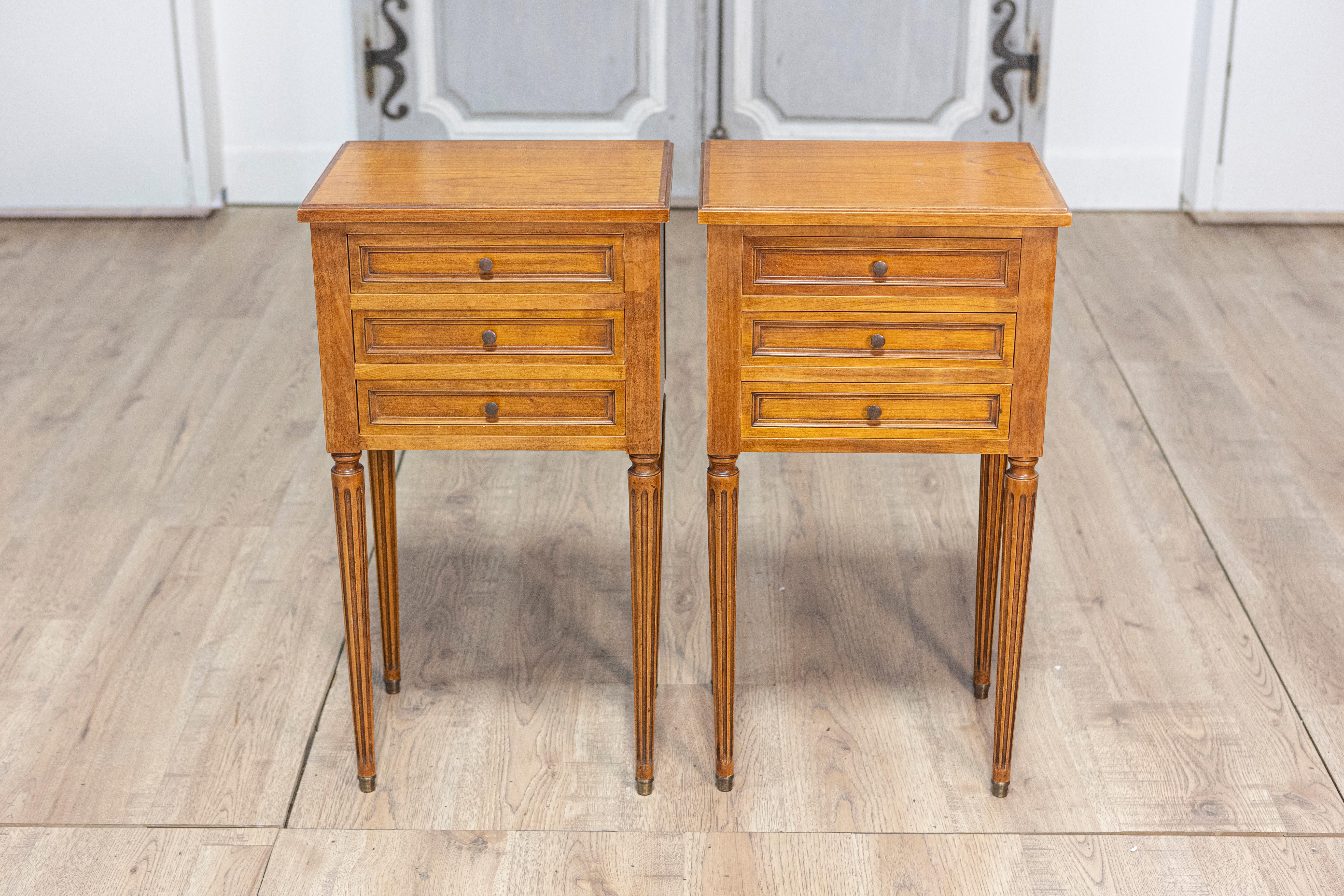 Cette paire de tables de chevet françaises de style Louis XVI du XXe siècle est un bel hommage au design néoclassique qui est devenu populaire sous le règne du roi Louis XVI à la fin du XVIIIe siècle. Les tables présentent une structure épurée et