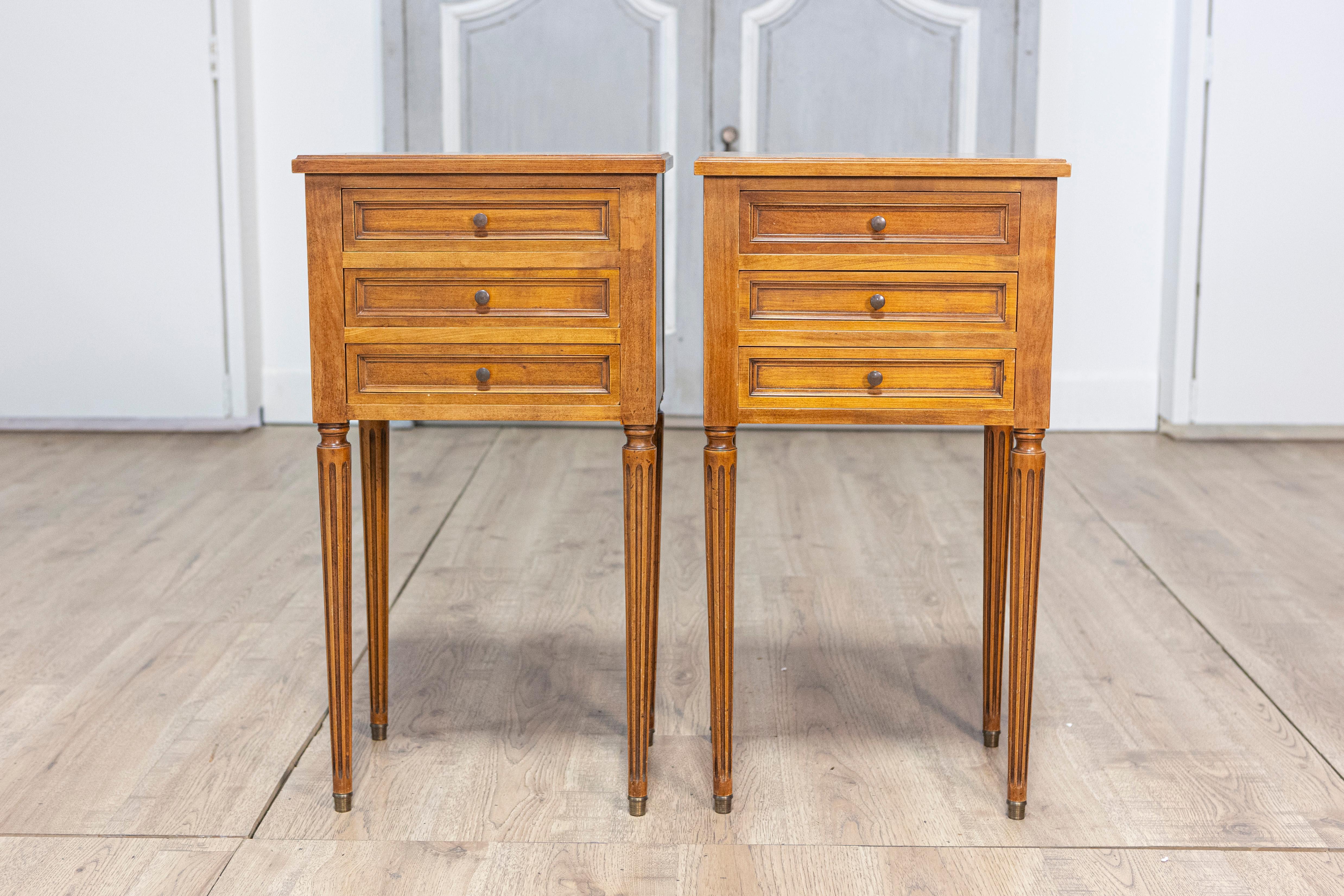 Français Pair of 20th Century French Louis XVI Style Bedside Tables en vente