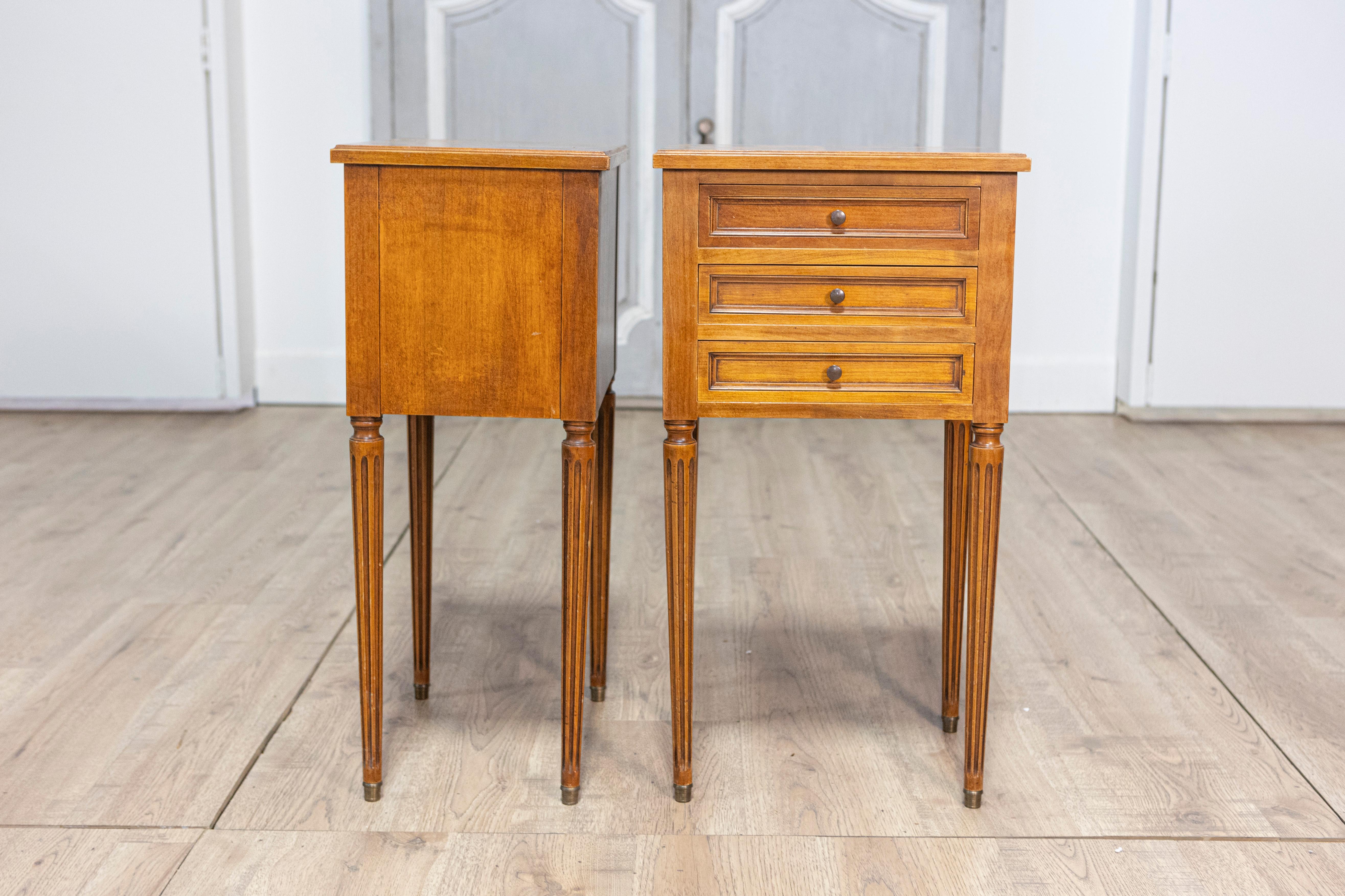 Sculpté à la main Pair of 20th Century French Louis XVI Style Bedside Tables en vente