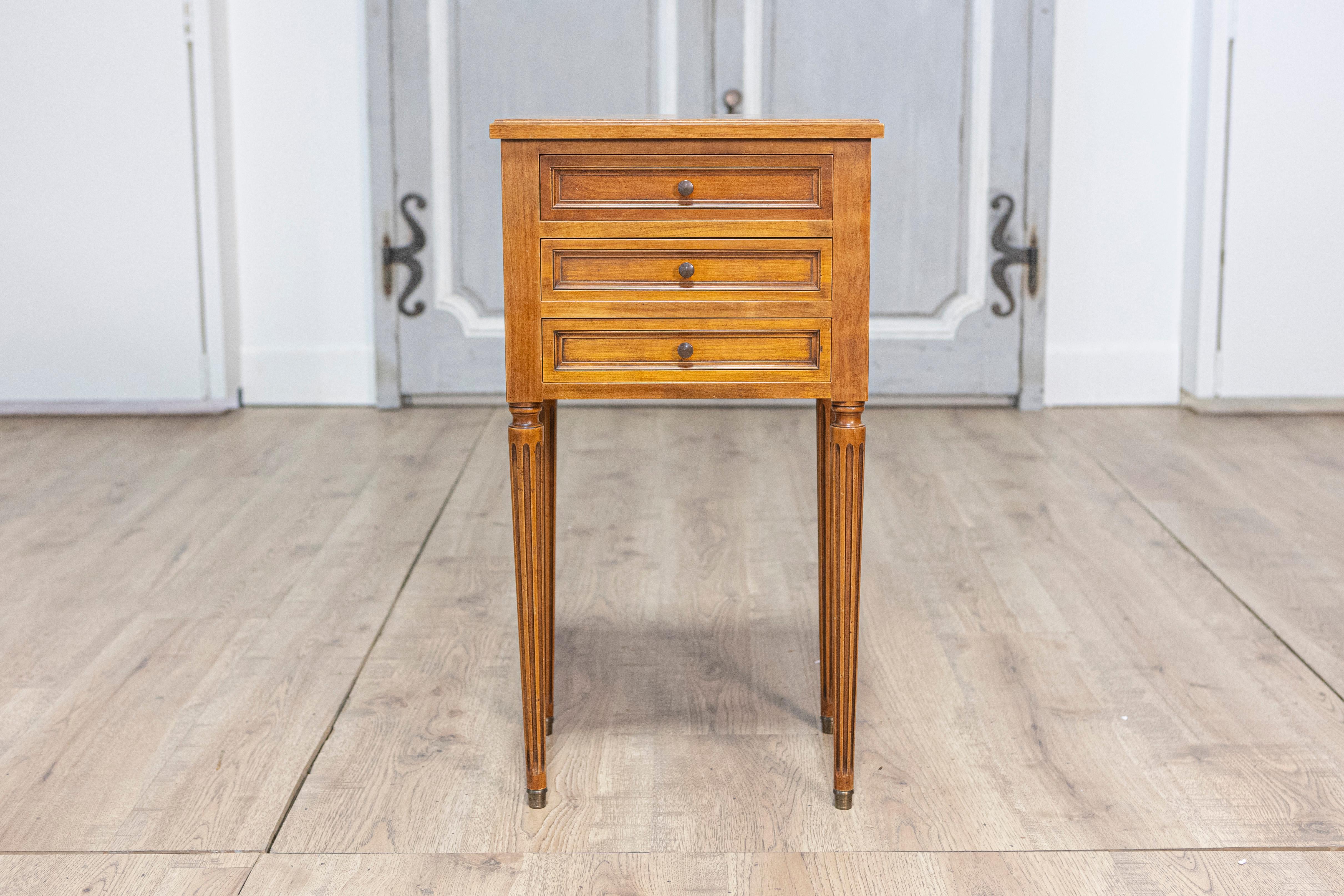 20ième siècle Pair of 20th Century French Louis XVI Style Bedside Tables en vente