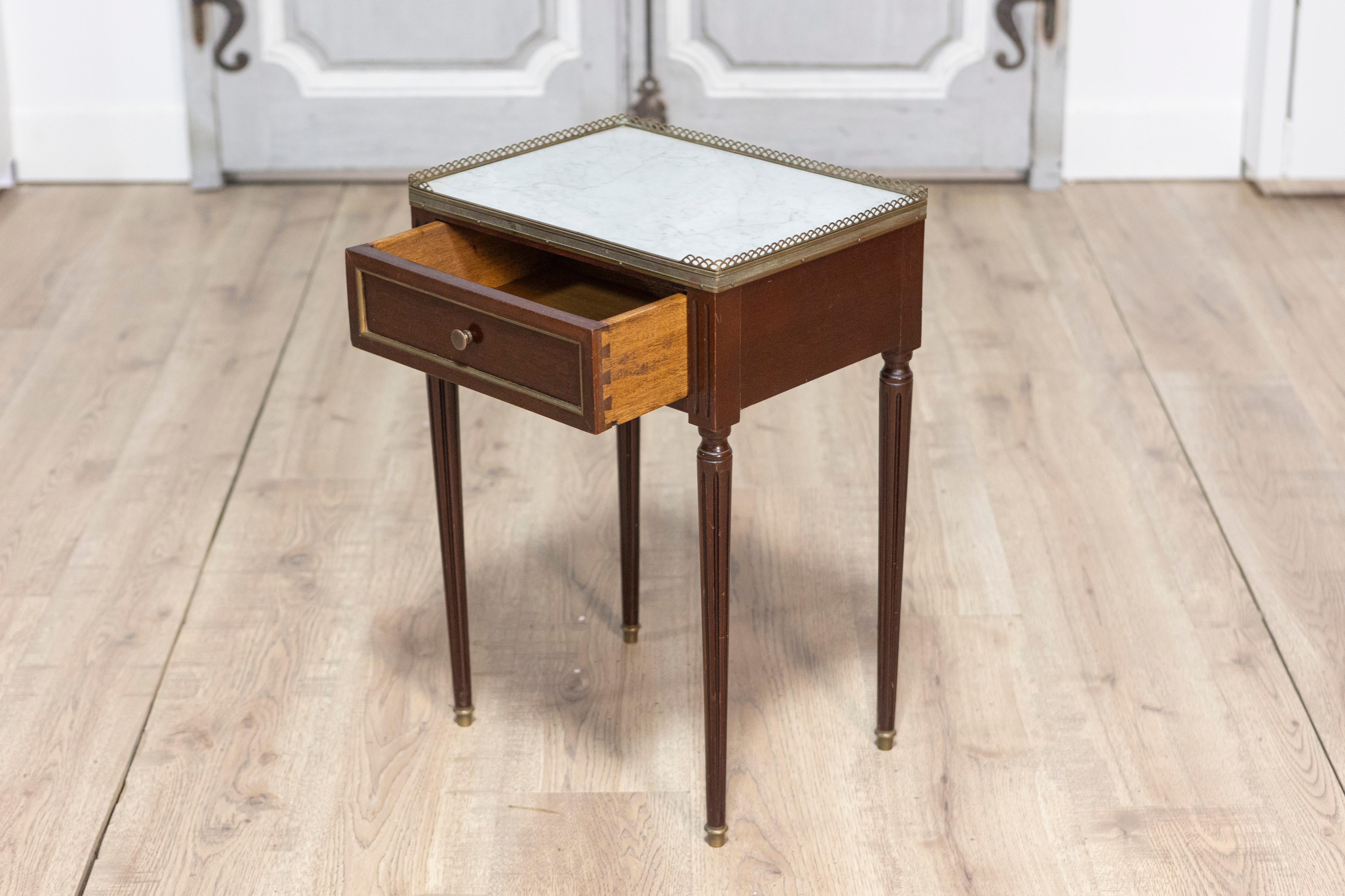 Pair of 20th Century French Louis XVI Style Bedside Tables For Sale 3