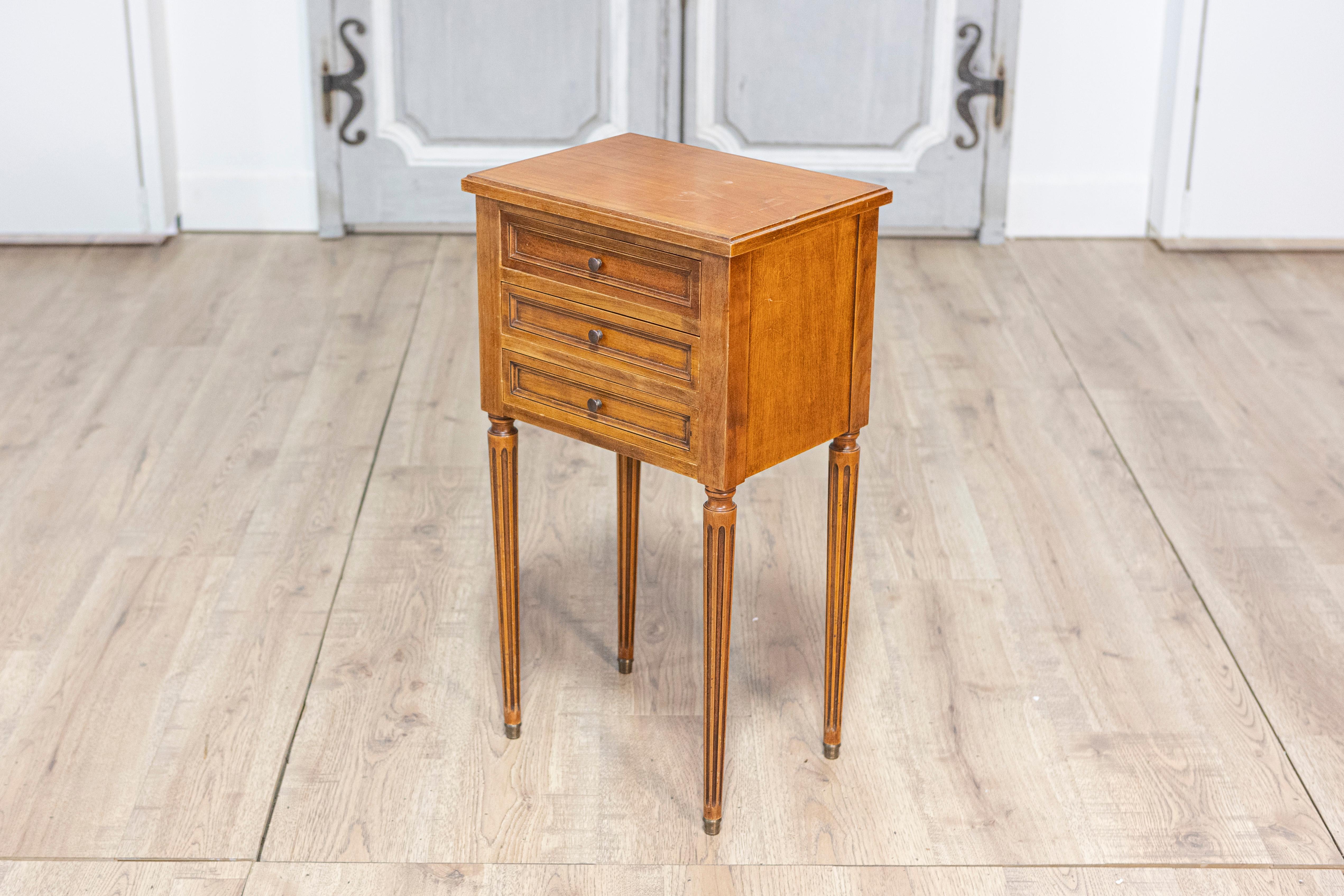 Laiton Pair of 20th Century French Louis XVI Style Bedside Tables en vente