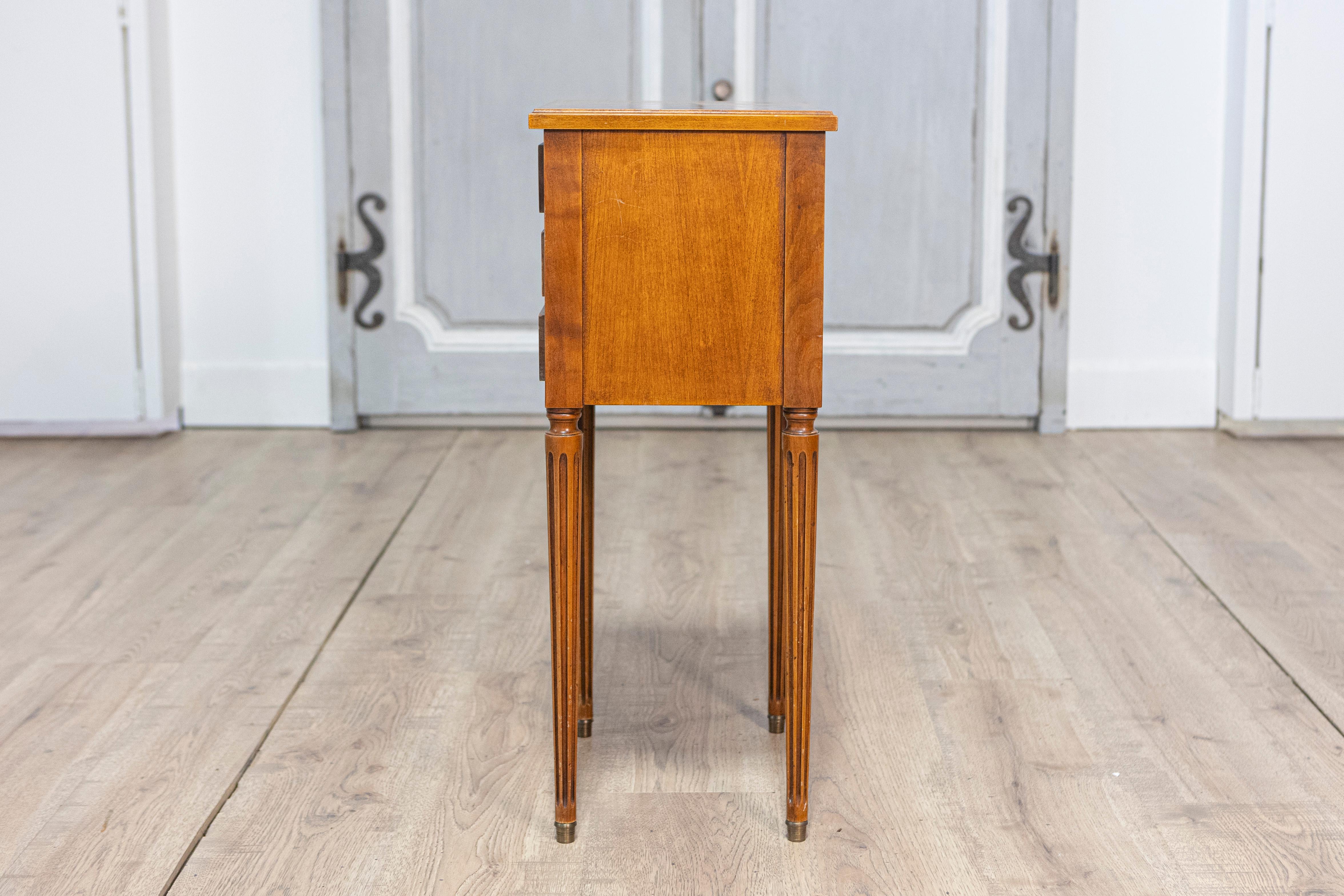 Pair of 20th Century French Louis XVI Style Bedside Tables en vente 1