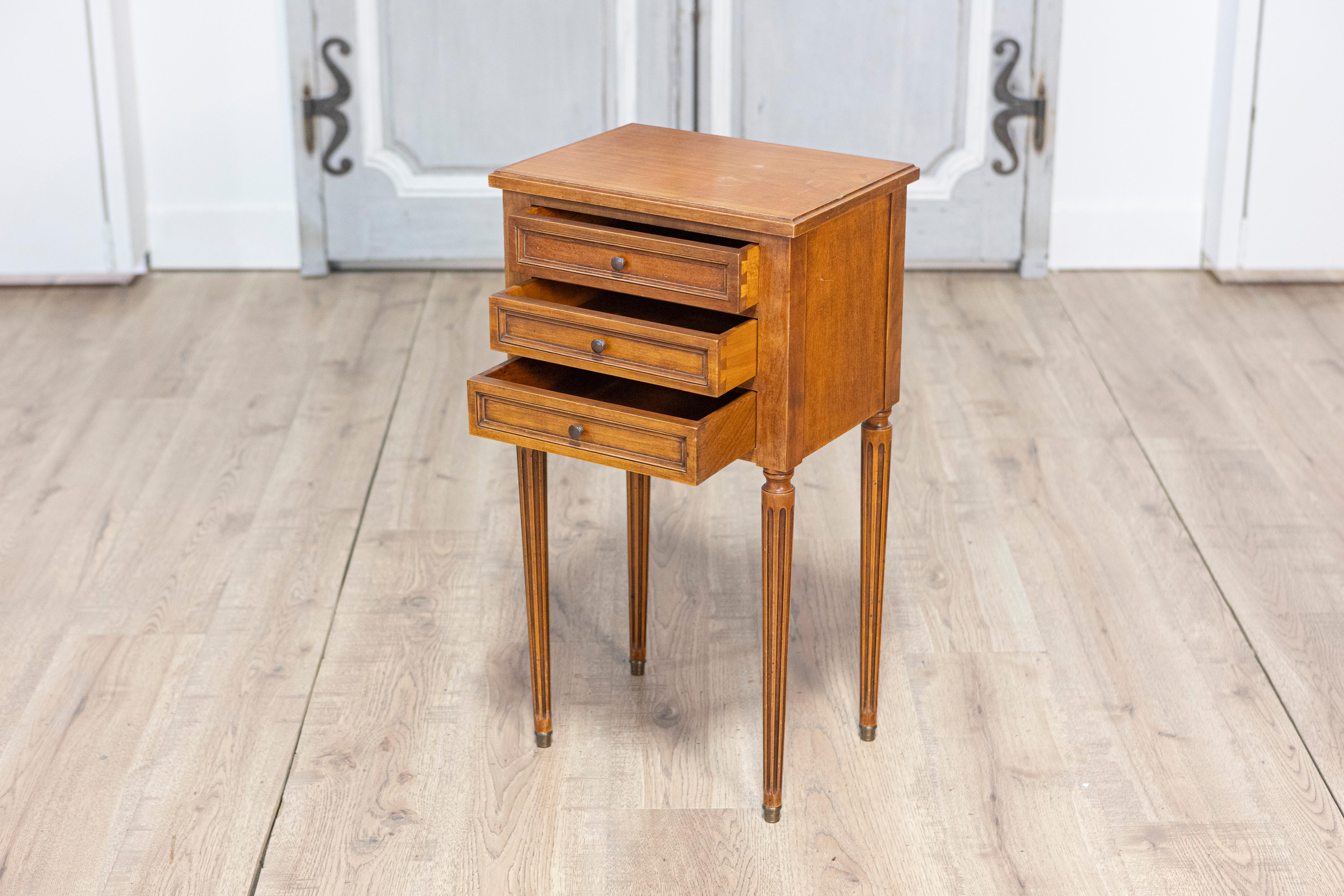 Pair of 20th Century French Louis XVI Style Bedside Tables en vente 2