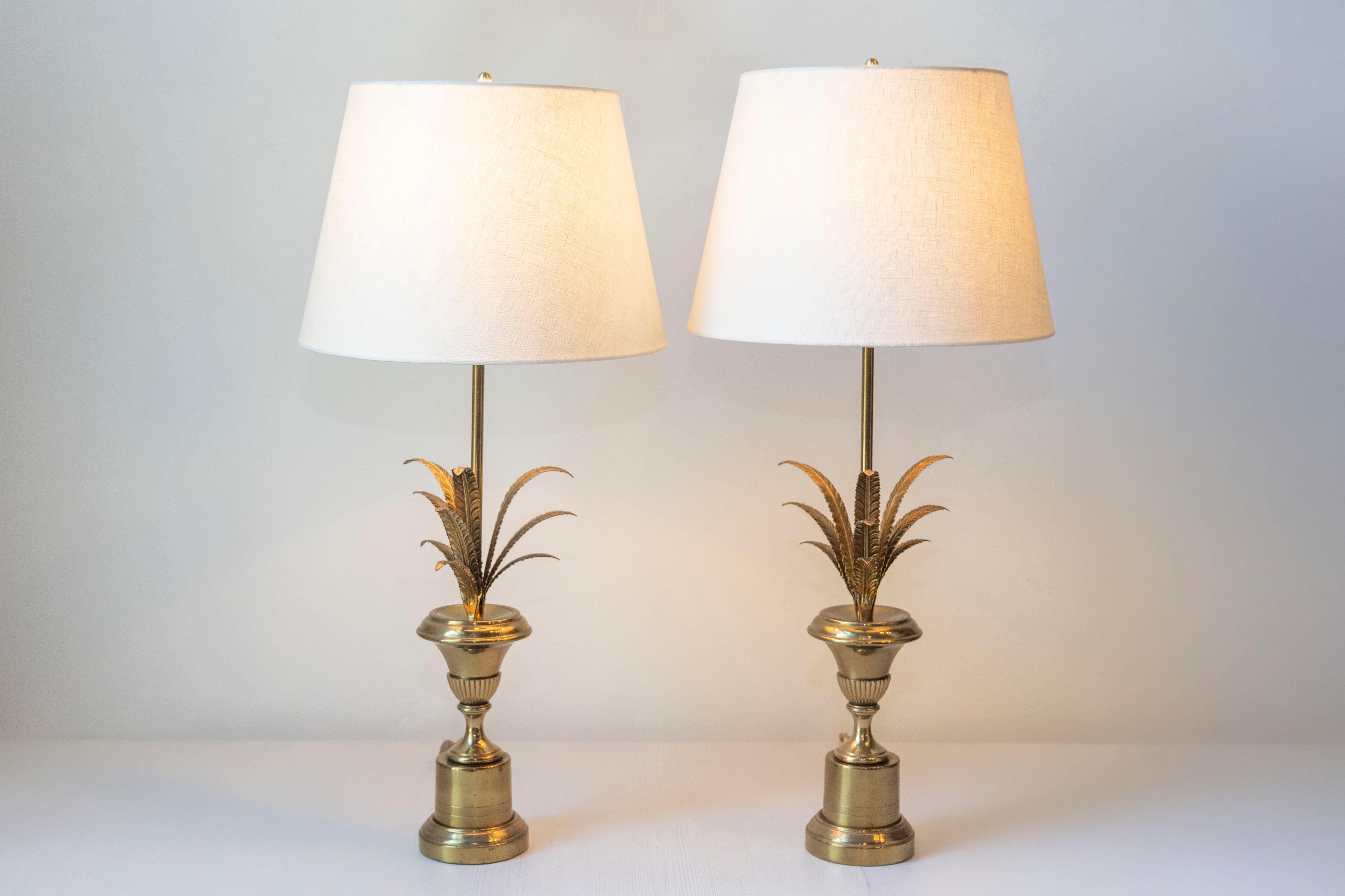 Français Paire de tables à feuilles de palmier en bronze doré inspirées de la Maison Charles du XXe siècle en vente