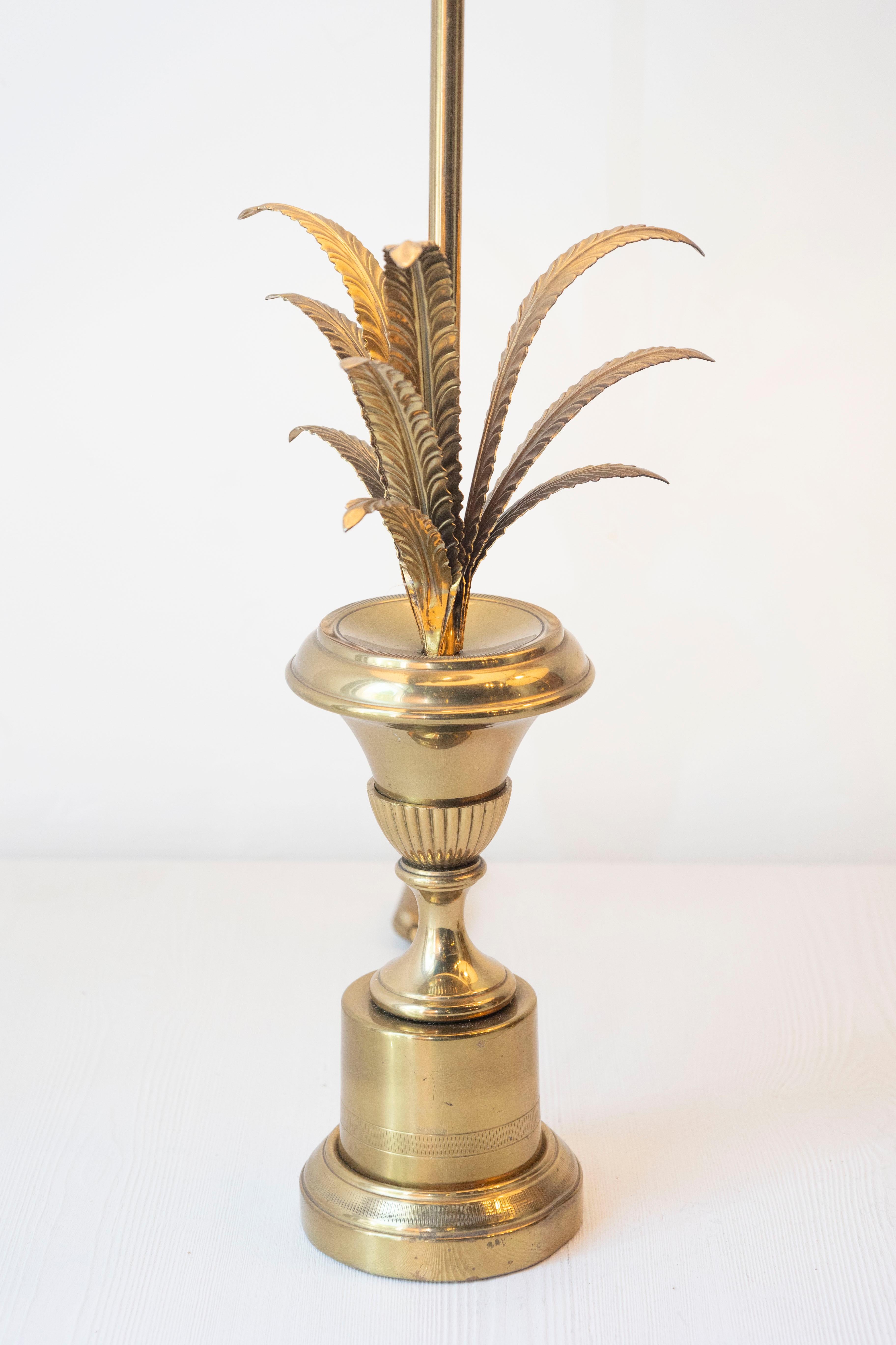20ième siècle Paire de tables à feuilles de palmier en bronze doré inspirées de la Maison Charles du XXe siècle en vente