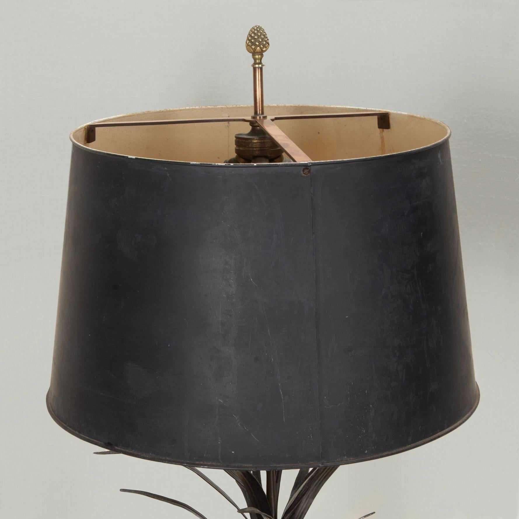 Pareja de lámparas de palma de fronda estilo Maison Charles francesas del siglo XX Metal en venta