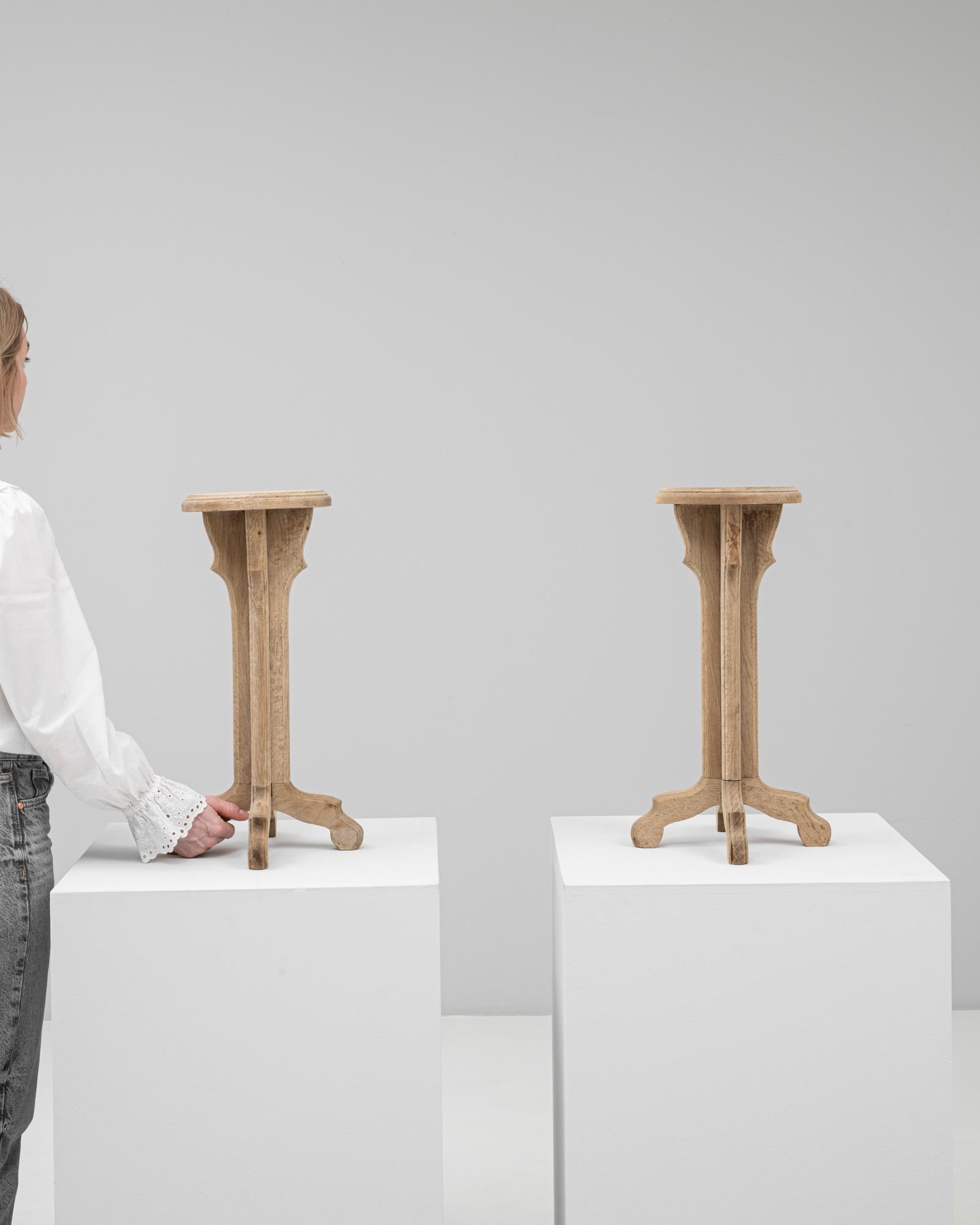 Francese Coppia di piedistalli in Oak francese del XX secolo in vendita