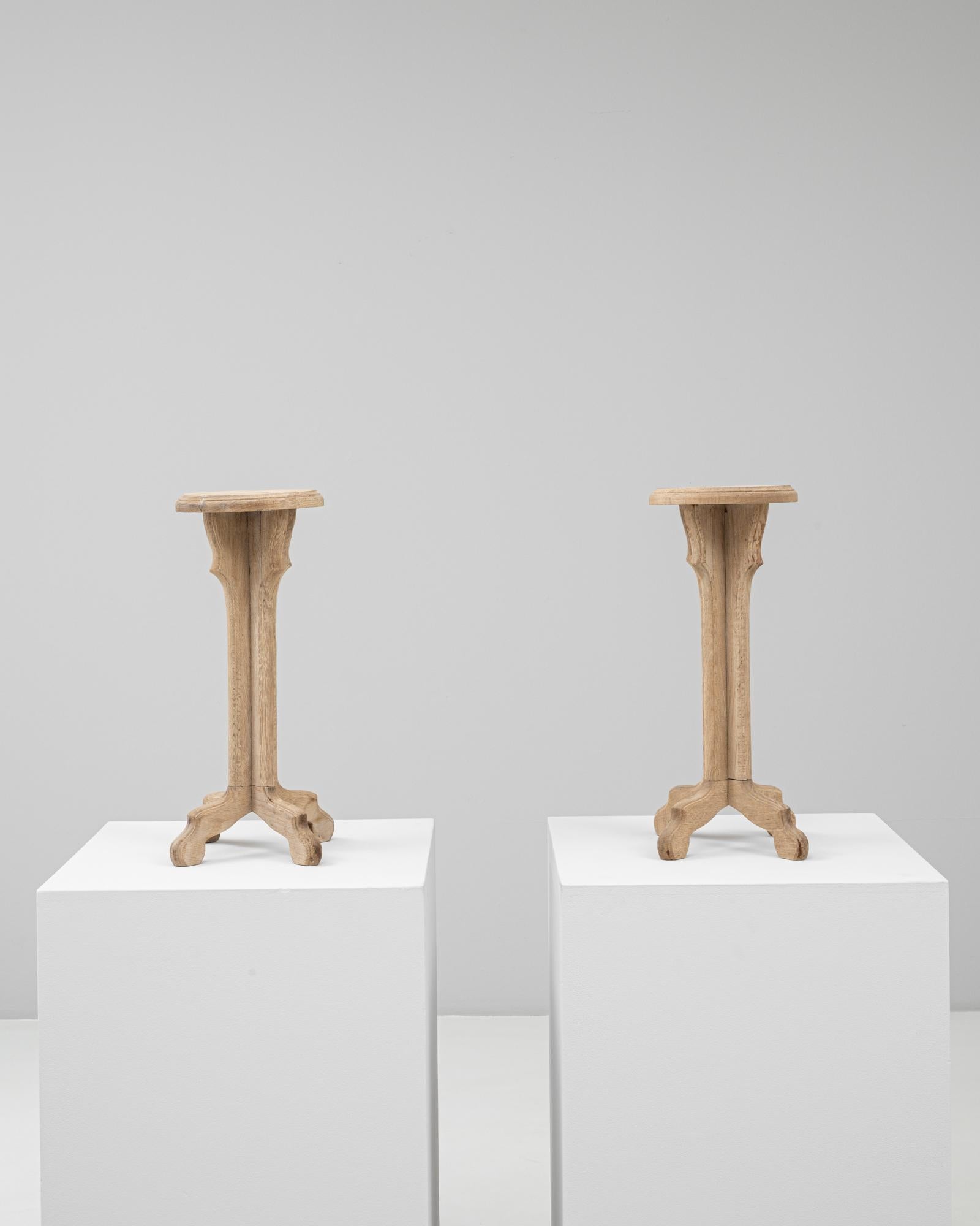 Coppia di piedistalli in Oak francese del XX secolo In condizioni buone in vendita a High Point, NC